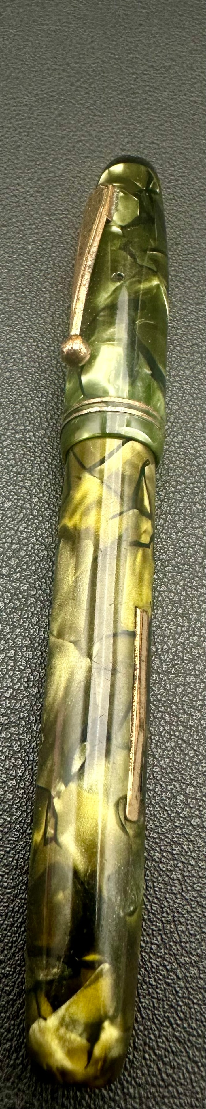 Vintage PARCO Green Marble Celluloid Fountain Pen 14K Gold Nib Penco Janesville: Vintage PARCO fountain pen made by Penco in Janesville, Wisconsin, circa late 1920s–1930s. Features a green marbled celluloid barrel and cap with gold-filled trim and an original 14K gold nib. Barre
