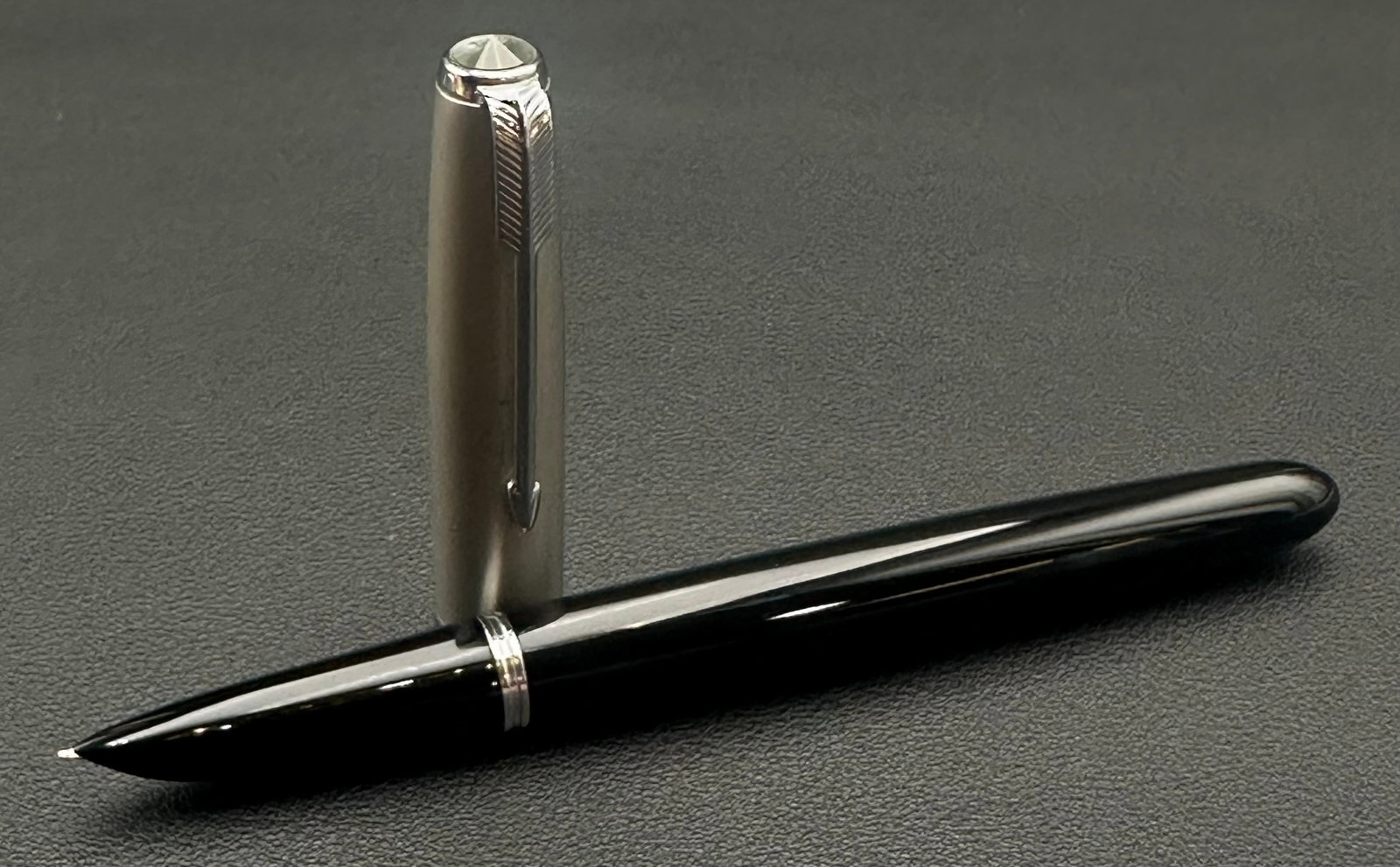 Vintage Parker 51 Fountain Pen Lustraloy Cap Black USA: Vintage Parker 51 Aerometric fountain pen, made in the USA, circa 1950s–1960s. Features a black Lucite barrel, brushed stainless steel Lustraloy cap with Parker arrow clip, black jewel, and hooded n