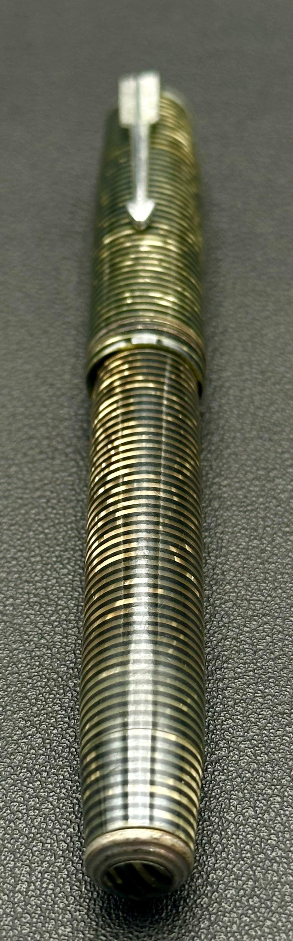 Vintage Parker Vacumatic Silver Pearl Fountain Pen Blue Diamond Clip: Vintage Parker Vacumatic fountain pen in the Silver Pearl laminated celluloid finish, made in the USA circa 1939–1942. Features a Blue Diamond clip, striped blind cap, and original Parker USA nib. T