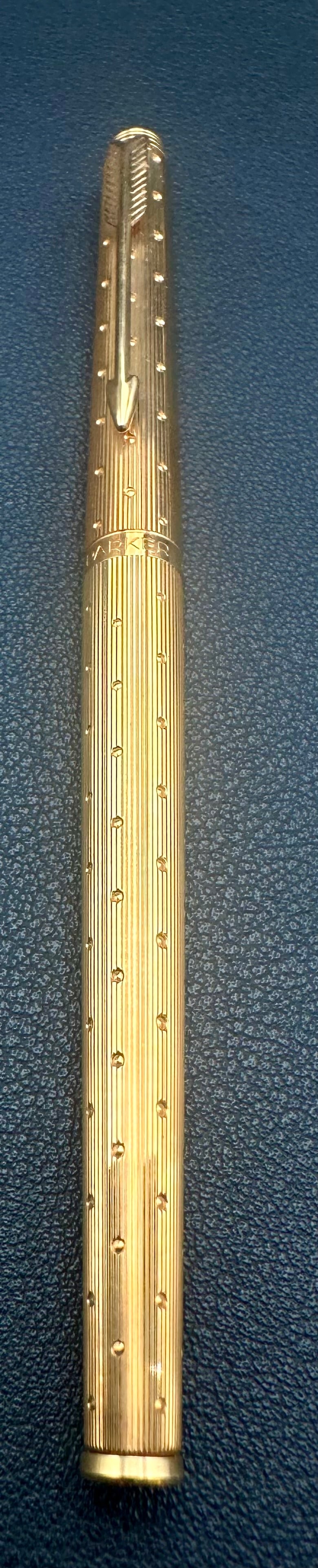 Parker Sonnet Ciselé Gold Plated Fountain Pen 18K 585 Nib France: Vintage Parker Sonnet Ciselé fountain pen, made in France. Features a gold-plated Ciselé pinstripe and dot pattern on both the cap and barrel with an original 18K (585) gold nib. A classic Parker lu