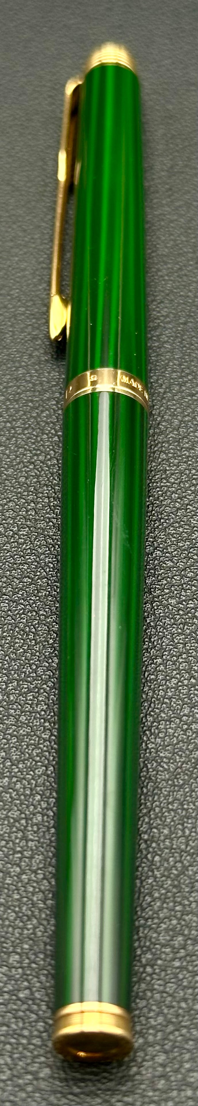 Parker Sonnet Green Lacquer 14K Gold M Nib Fountain Pen France: Vintage Parker Sonnet fountain pen in glossy green lacquer with gold-plated trim. Made in France and fitted with an original 14K (585) solid gold Medium (M) nib. Features the classic Parker Arrow clip