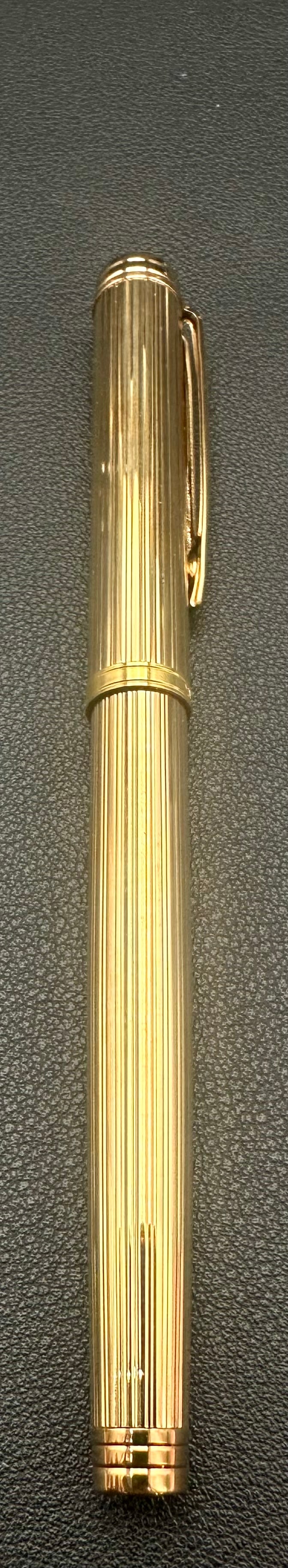 Waterman Gentleman Gold Plated Godron Fountain Pen 18K 750 Gold Nib France: Elegant Waterman Gentleman fountain pen featuring a gold-plated vertically lined (godron) finish with gold-plated trim. Fitted with the original 18K 750 solid gold nib marked “Waterman Ideal Paris F