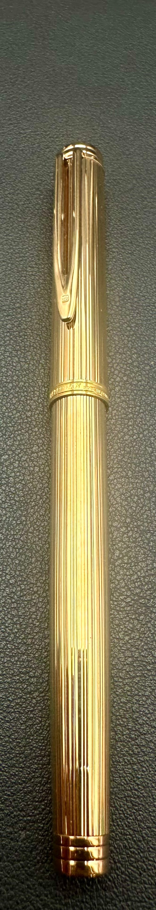 Waterman Gentleman Gold Plated Godron Fountain Pen 18K 750 Gold Nib France: Elegant Waterman Gentleman fountain pen featuring a gold-plated vertically lined (godron) finish with gold-plated trim. Fitted with the original 18K 750 solid gold nib marked “Waterman Ideal Paris F