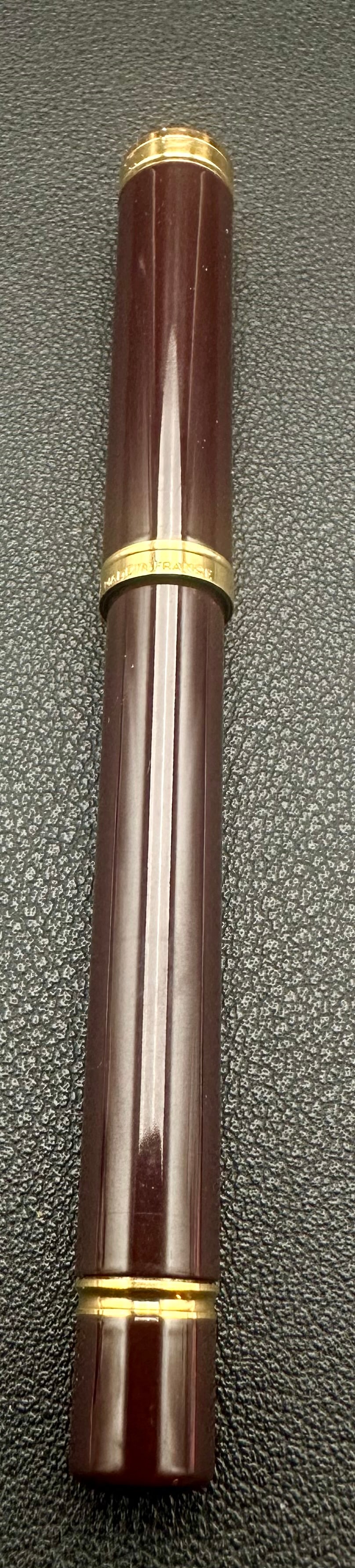 Waterman Hemisphere Burgundy Lacquer Fountain Pen Medium Steel Nib France: Vintage Waterman Hemisphere fountain pen featuring a burgundy lacquer barrel and cap with gold-plated trim. Fitted with the original stainless steel medium (M) nib marked “Waterman France.” Ma