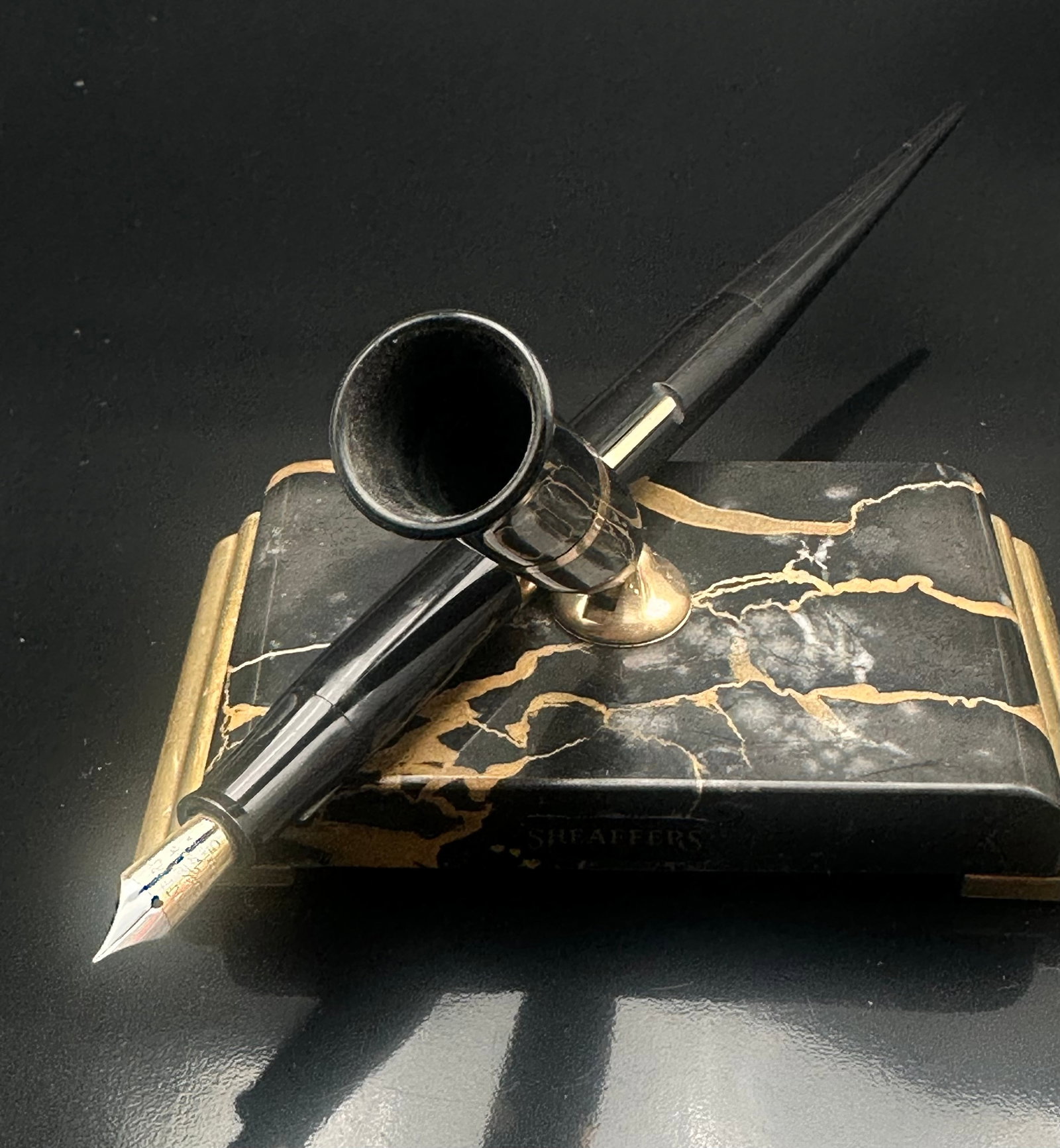 Vintage Sheaffer Dry-Proof Desk Fountain Pen Set w/ No. 5 Gold Nib: Vintage Sheaffer’s Dry-Proof Desk Fountain Pen Set featuring a black marble-pattern desk base with gold-tone trim and an original black desk fountain pen. The pen is fitted with a Sheaffer’s Feath