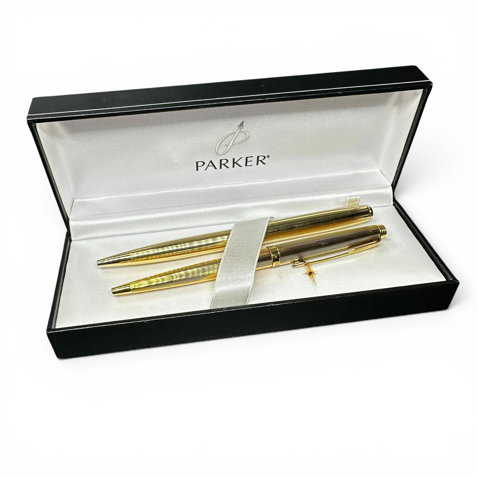 Vintage Parker Insignia Gold Tone Pen & Pencil Lot: Vintage Parker Insignia Gold Tone Pen & Pencil Lot:Brand/Model: Parker Insignia.Manufacturer Location: France.Year Produced: Unknown.Condition: Overall good vintage condition with surface wear, tarnis