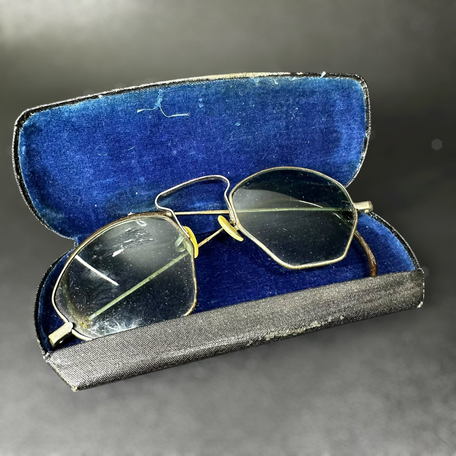 Vintage Folding Wire Rim Sunglasses With Case: Vintage Folding Wire Rim Sunglasses With Case:Brand/Model: No hallmark.Manufacturer Location: Not marked.Year Produced: Unknown.Condition: Overall good vintage condition with surface wear, oxidation, 
