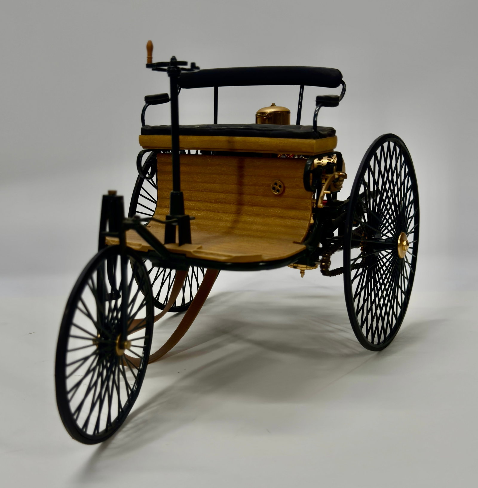 Franklin Mint 1886 Benz Patent-Motorwagen 1:8 Diecast Model (1 of 6)