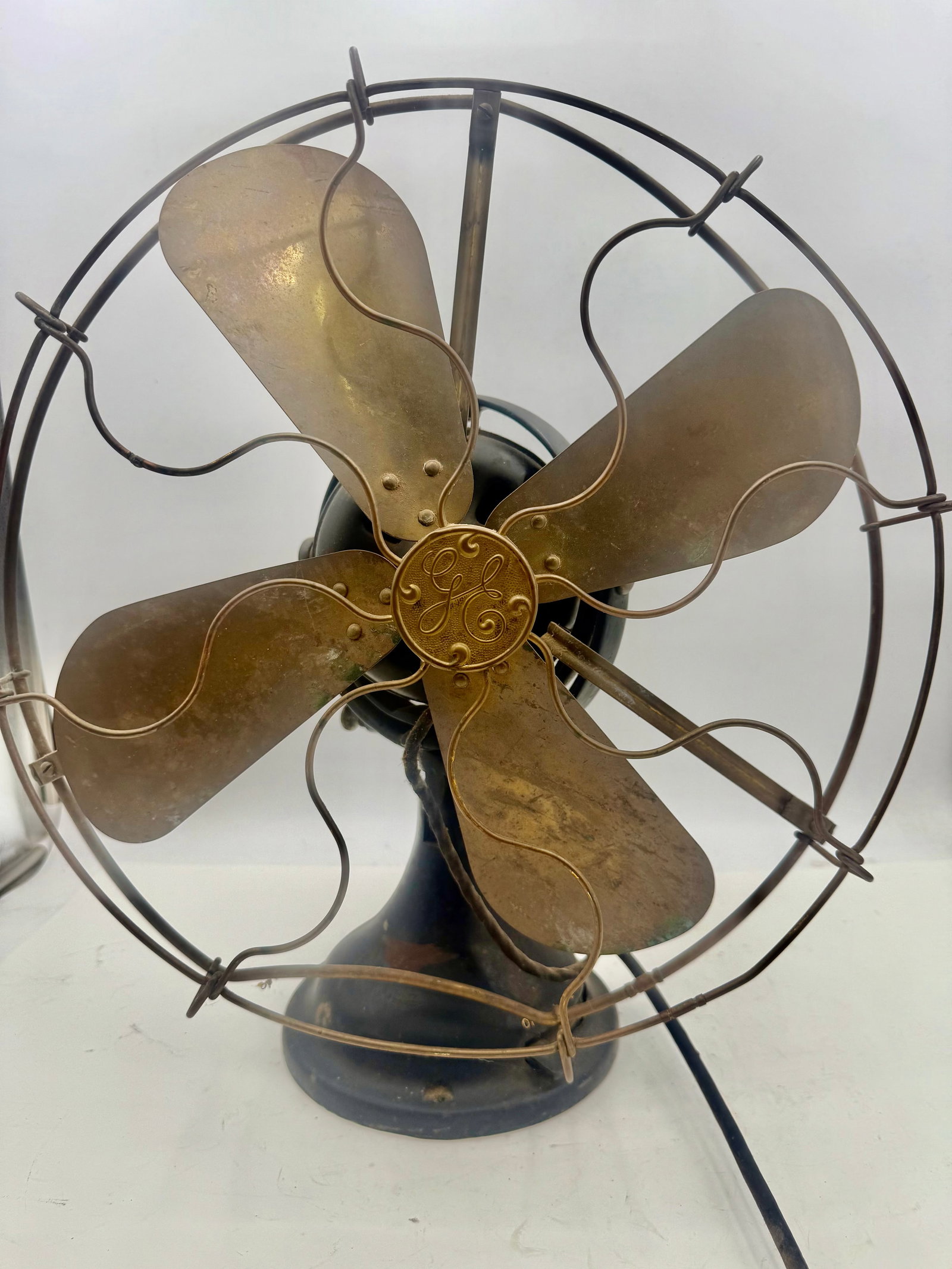 Vintage General Electric (GE) oscillating desk fan, (1 of 12)