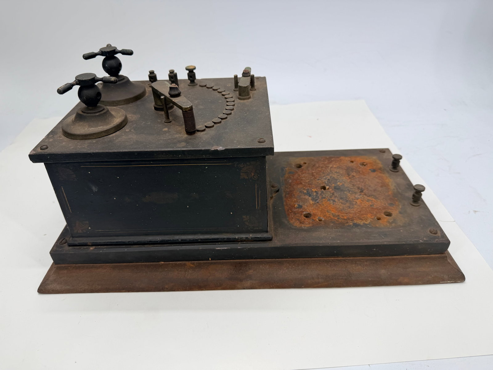 Antique rheostat: This is an antique rheostat, featuring a black enameled metal case.It was commonly used for circuit control, line adjustment, and testing in early communications systems.The top panel includes a semic