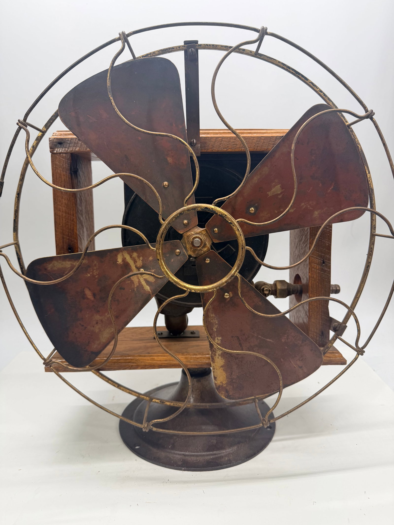Antique “Water Motor” Fan on Wooden Display Mount: This fan is a different breed from the electric models — it appears to be a water-powered (“hydraulic”) desk fan, common in the decades before household electricity was widespread. Instead o