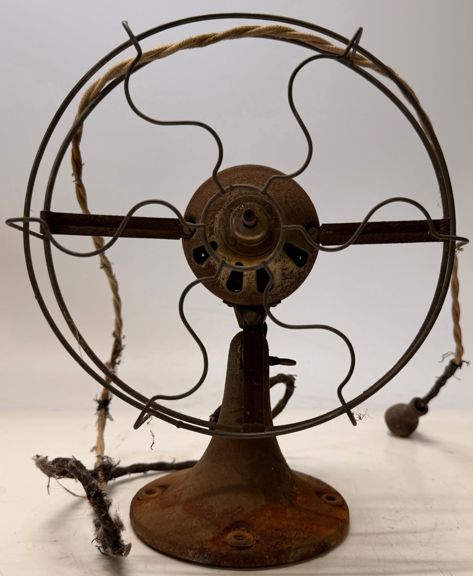 Star Electric Universal Fan Antique: This vintage Star Electric Fan was manufactured by the Fitzgerald Manufacturing Company. Labeled as a Universal Model, it was designed to operate on either alternating current (AC) or direct current (