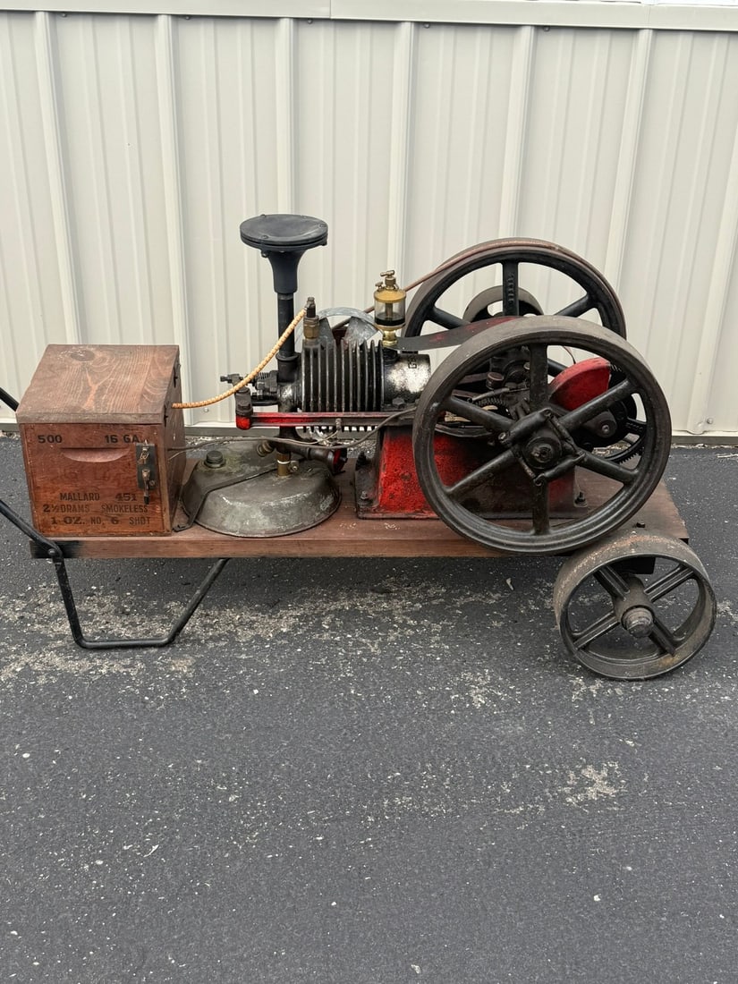 Vintage International Harvester Company (IHC) "Tom Thumb" air-cooled gas engine (1 of 12)