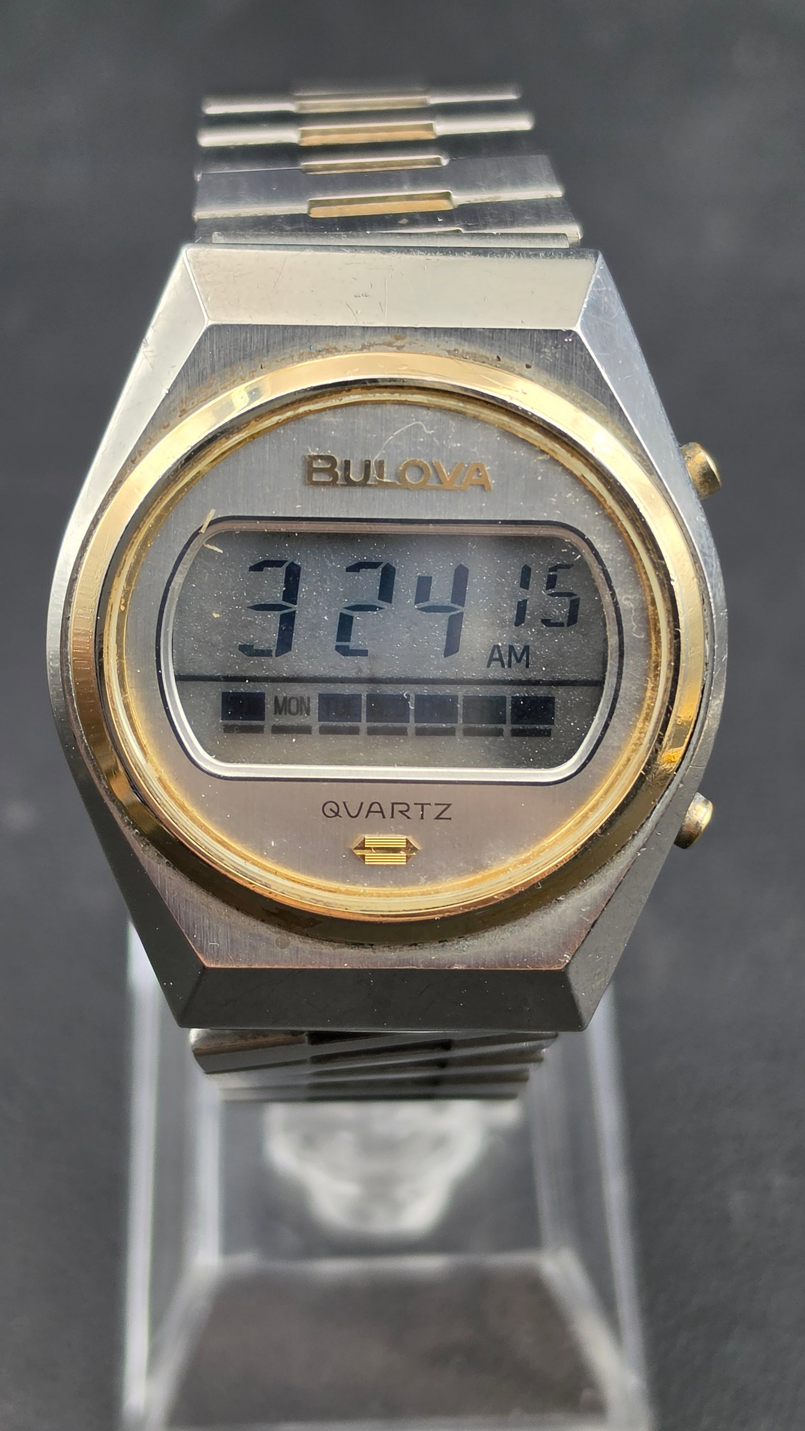 Vintage 1977 Bulova Quartz LCD Digital Watch, Two-Tone, Case N7, Original Bracelet (1 of 10)