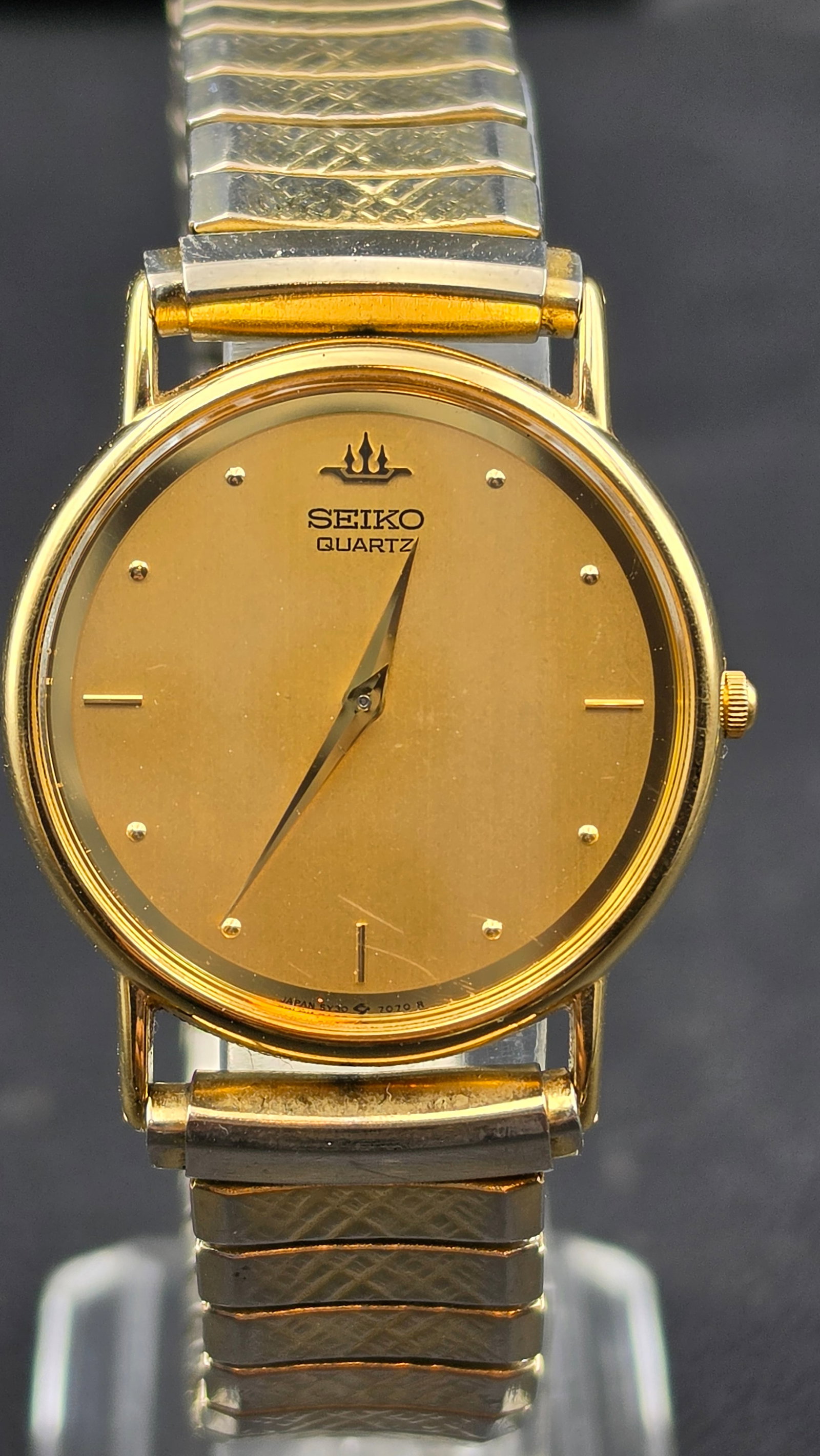 Vintage Seiko Quartz Gold Tone Dress Wristwatch 5Y30-7000 31.68mm Base Metal Case