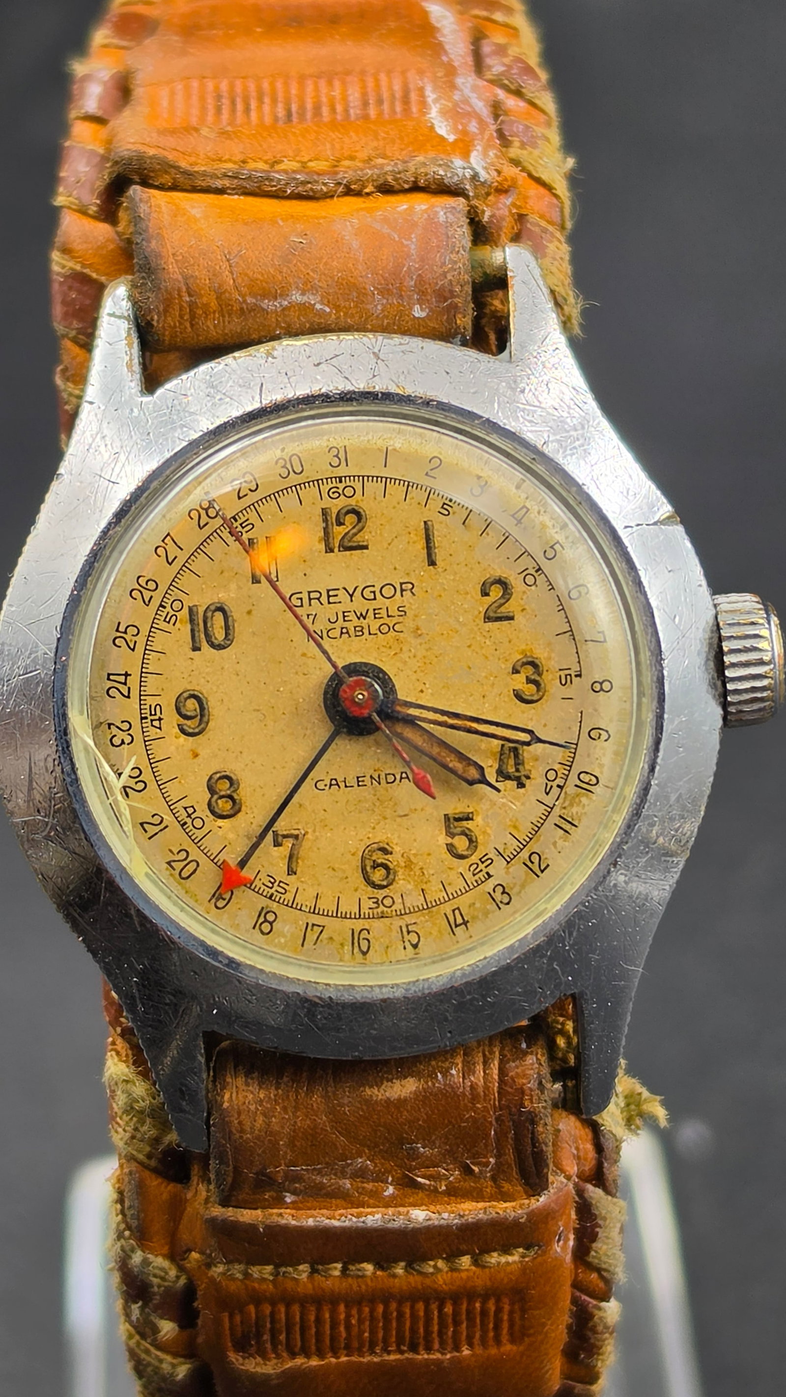Vintage 1940s-1950s Greygor Calendar Pointer Date Mens Watch 17 Jewels Incabloc Swiss Movement: This is a vintage Greygor Calendar wristwatch, a pointer-date model from an American watch import company that sourced Swiss-made movements, most commonly dated to the 1940s-1950s when pointer-date ca