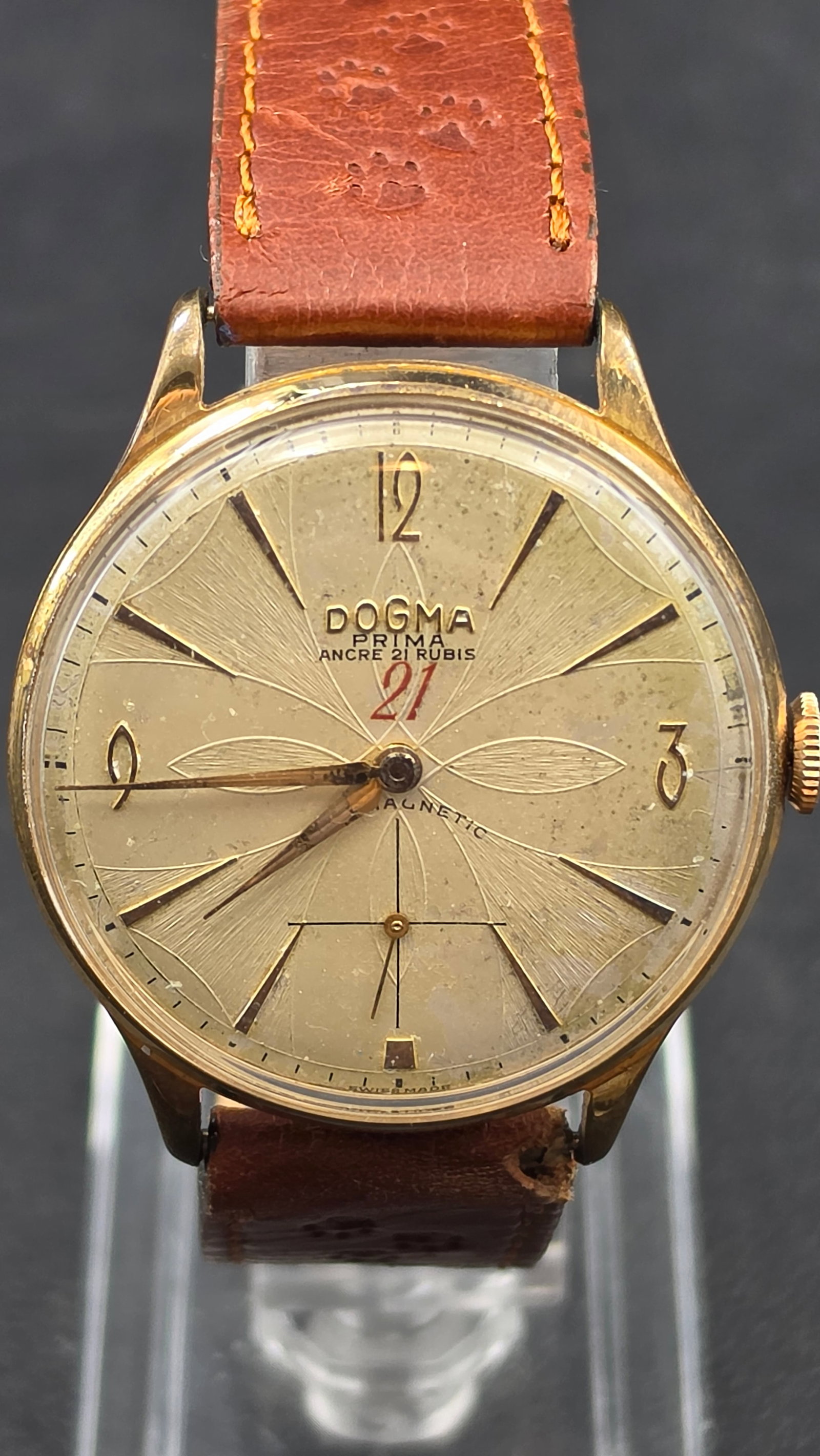 1950s Dogma Prima 21 Rubis Gold Plated Swiss Wristwatch Running Vintage Watch: This is a running vintage Dogma Prima wristwatch from the 1950s, made by the Swiss watch brand Dogma. The case back is marked with gold-plated bezel and case construction over a steel back, Swiss Made