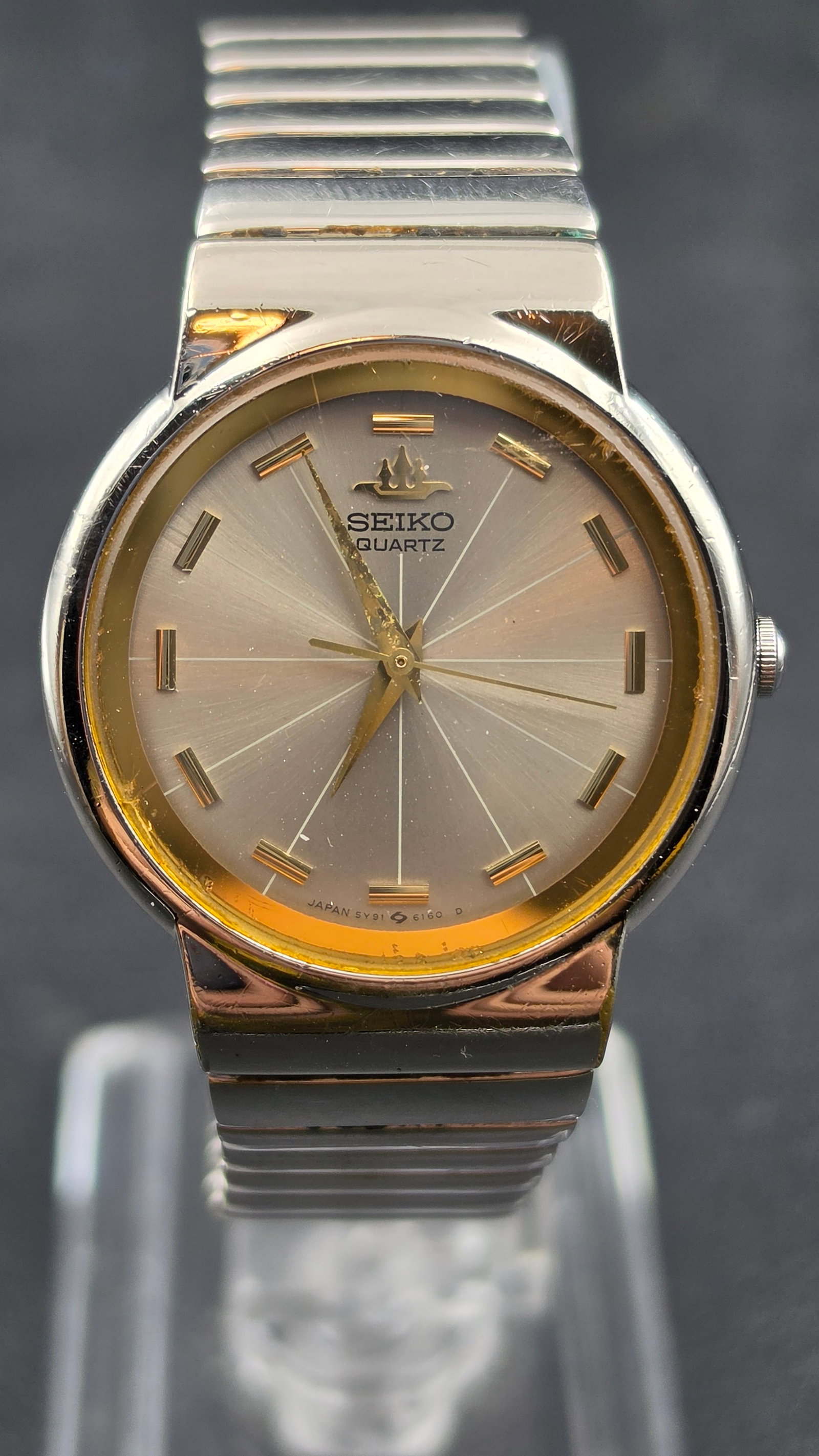 Seiko Galaxy Quartz Two Tone Watch Ref 5Y91-6040 Cal 5Y91 Sunburst Dial Stainless Steel 1980s: vintage Seiko Galaxy quartz wristwatch in a round two tone case with a gold tone bezel and stainless steel body, case width measuring 30.23mm. The sunburst champagne dial has applied gold tone baton h