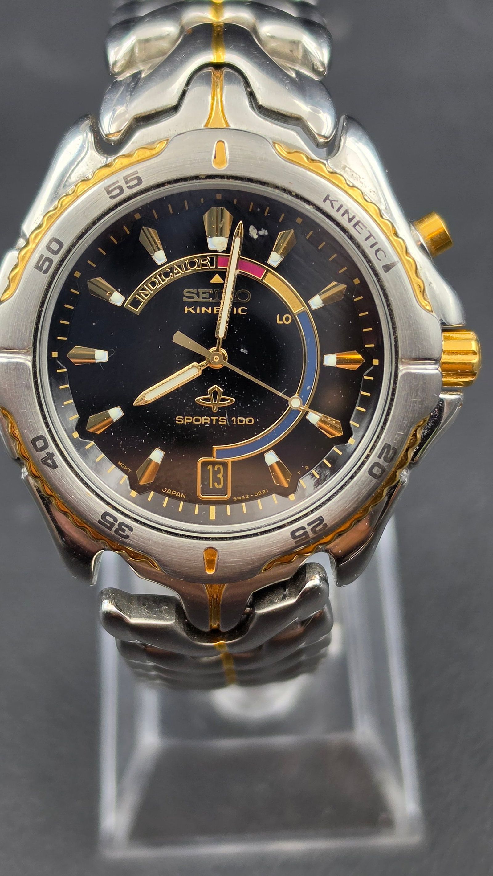 Seiko Kinetic Sports 100 Two-Tone Wristwatch, Ref. 5M42-0B09, Power Reserve Indicator, Run: This is a Seiko Kinetic Sports 100 wristwatch, reference 5M42-0B09, serial 740352. Case diameter measures approximately 39.25mm as verified with digital calipers. The case back reads SEIKO, WATER RESI