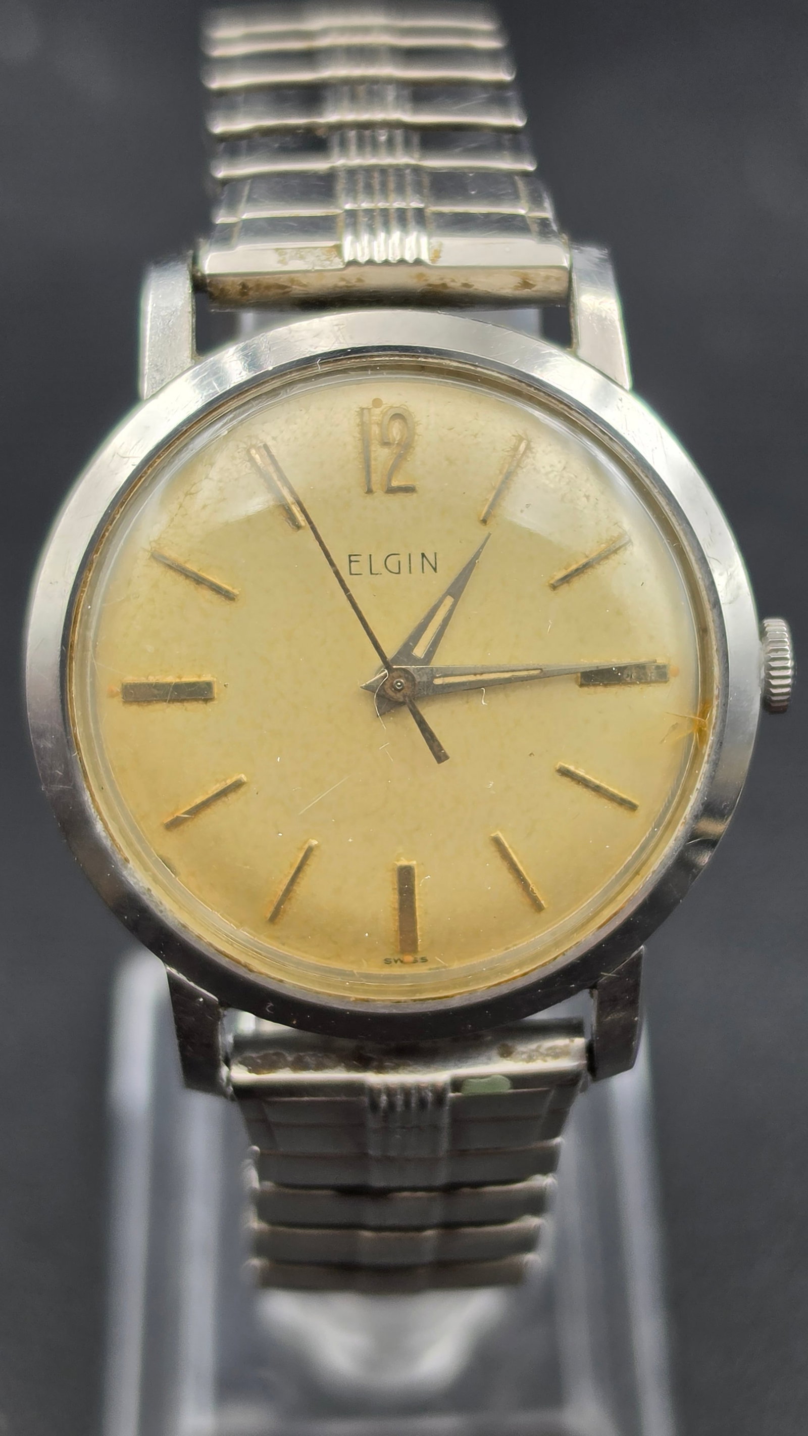 Vintage 1960s Elgin Selfwinding Automatic Watch Caliber 678 17 Jewels Swiss Made 34mm: This is a vintage Elgin self-winding automatic wristwatch, powered by an Elgin caliber 678 movement with 17 jewels, marked UNADJUSTED and SWISS on the movement plate. The round stainless steel case me