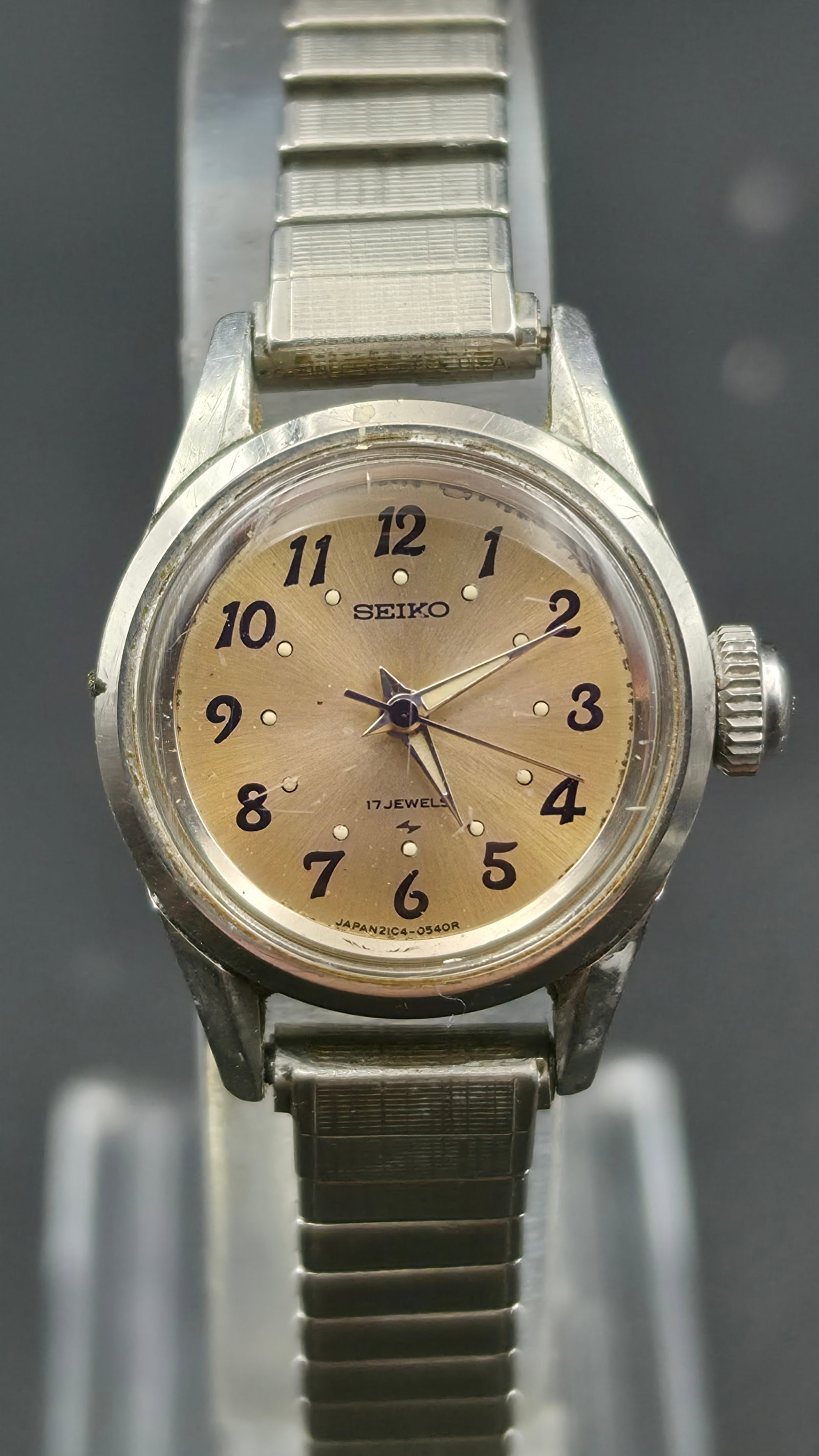 Vintage 1970s Seiko Ladies Manual Wind Watch 17 Jewels Ref 2104-0138 24mm: This is a vintage Seiko ladies wristwatch, reference 2104-0138, powered by a manual wind Seiko caliber 2104 movement with 17 jewels. The stainless steel case measures approximately 23.8mm across exclu