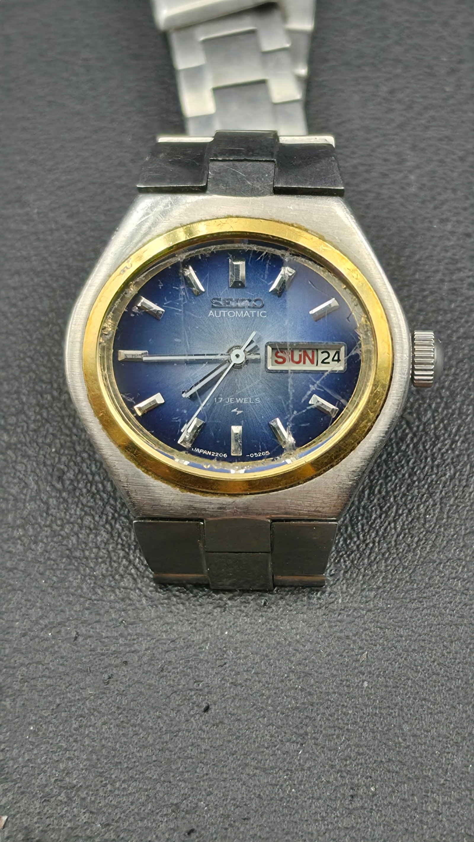 Vintage 1970s Seiko Automatic Ladies Watch Blue Dial 17 Jewels Ref 2206-7080 26mm: This is a vintage Seiko automatic ladies wristwatch, reference 2206-7080, powered by a self winding Seiko caliber 2206 movement with 17 jewels. The stainless steel case measures approximately 26.4mm a