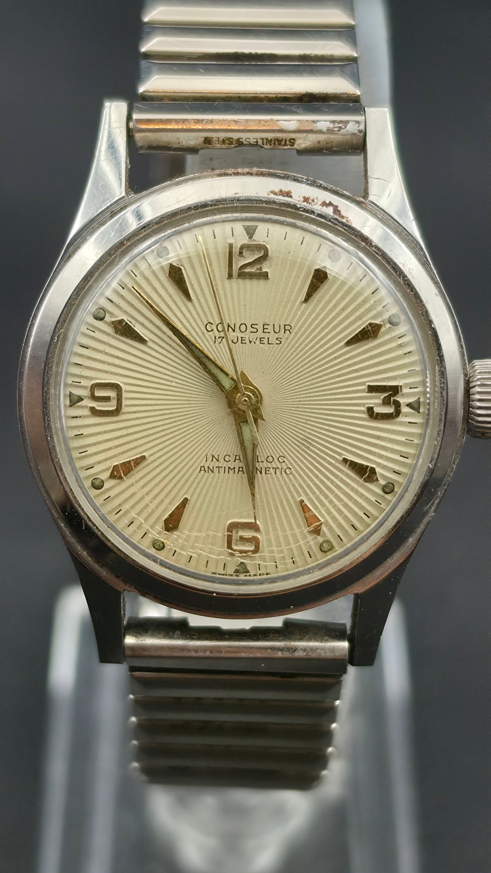 Vintage Conoseur Watch Co Swiss Mens Watch 17 Jewels Incabloc Stainless Steel 30mm: This is a vintage Conoseur Watch Co manual wind wristwatch, powered by a Swiss made 17 jewel movement marked UNADJUSTED, SWISS, SEVENTEEN 17 JEWELS, CONOSEUR WATCH CO. The stainless steel case measure