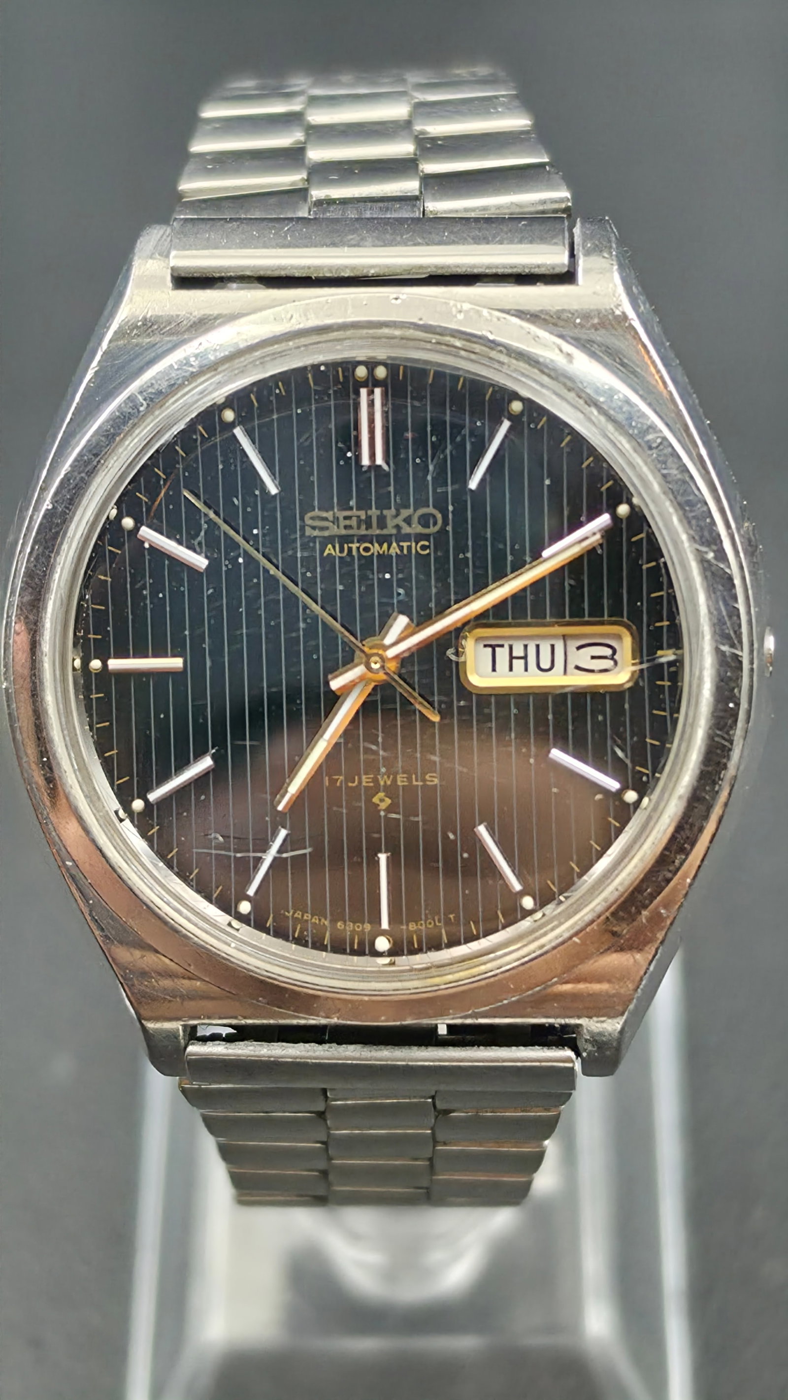 Vintage Seiko 6309-8009 Automatic 17 Jewel Day Date Stainless Steel Mens Watch: Vintage Seiko automatic day date wristwatch, reference 6309-8009, powered by the 17 jewel caliber 6309 automatic movement. Stainless steel case measuring approximately 37.71mm in diameter, with a matc