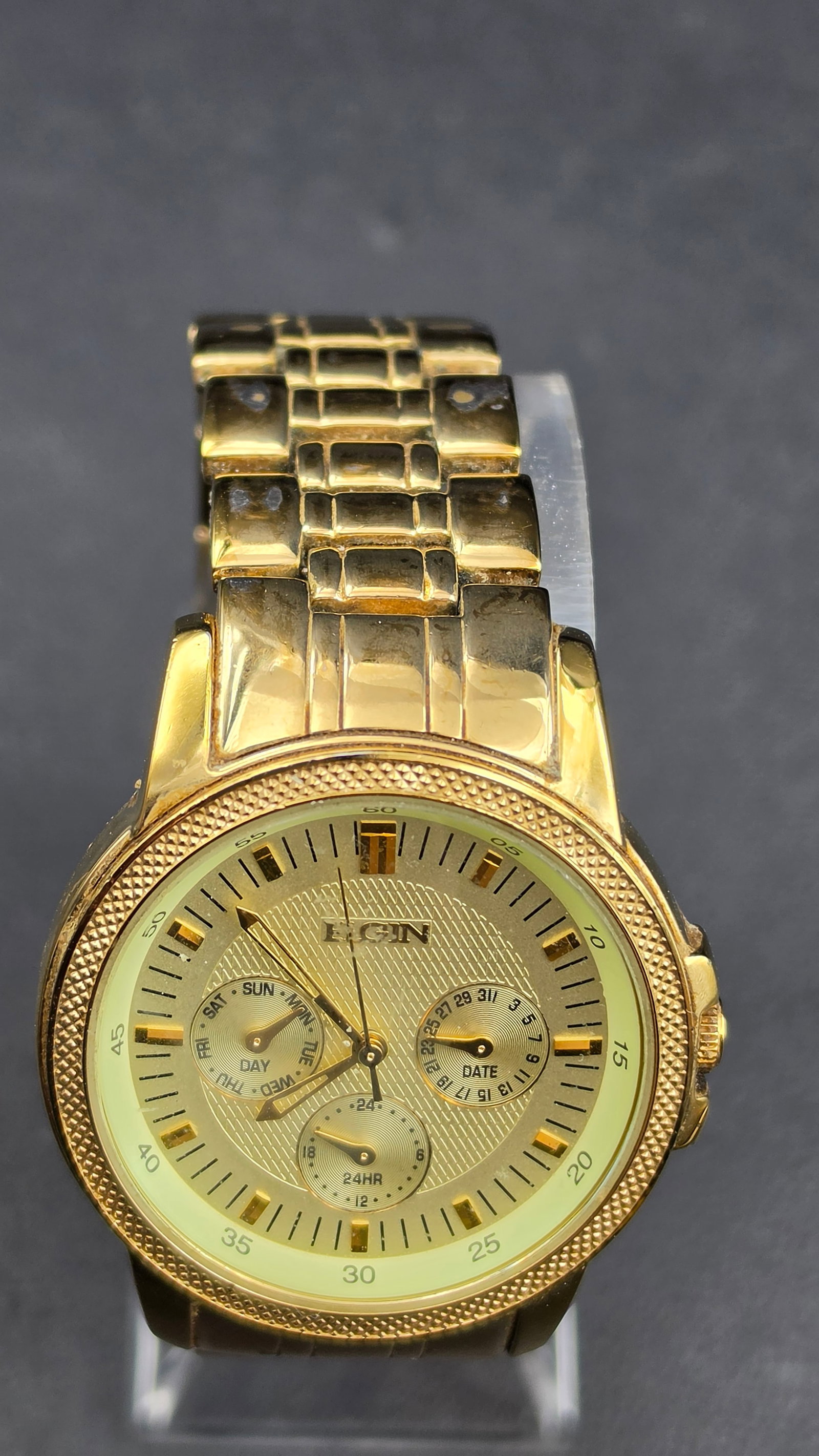 This is a mixed lot of six vintage and modern-vintage wristwatches, untested and offered together as (1 of 6)