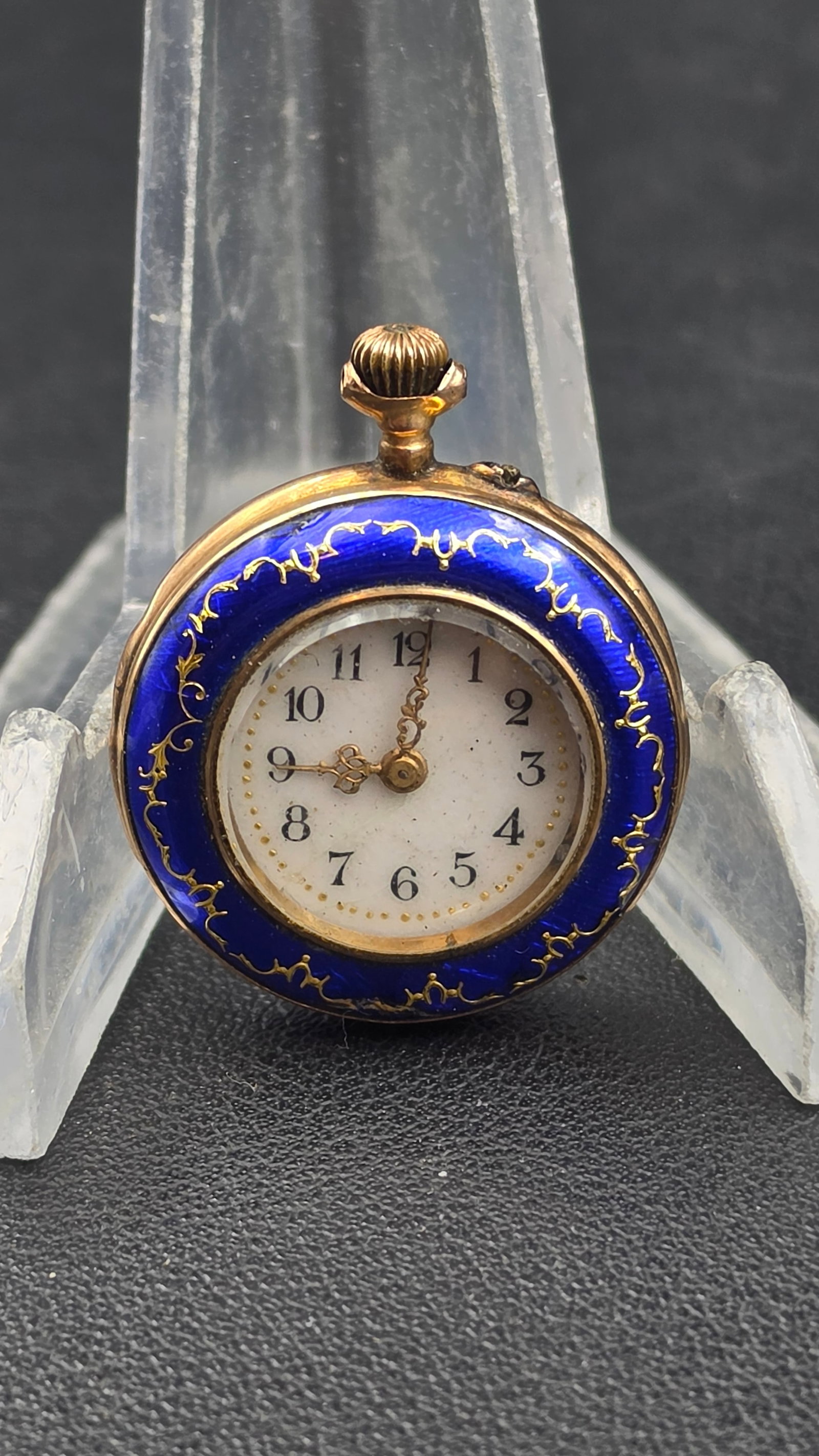 Antique Swiss Cobalt Blue Guilloche Enamel Fob Watch c1900 Gilt Metal: Antique Swiss ladies' fob/pendant watch, circa 1900. Round case in gilt metal with a striking cobalt blue guilloche enamel bezel accented with raised gold-tone scroll decoration. White enamel dial wit