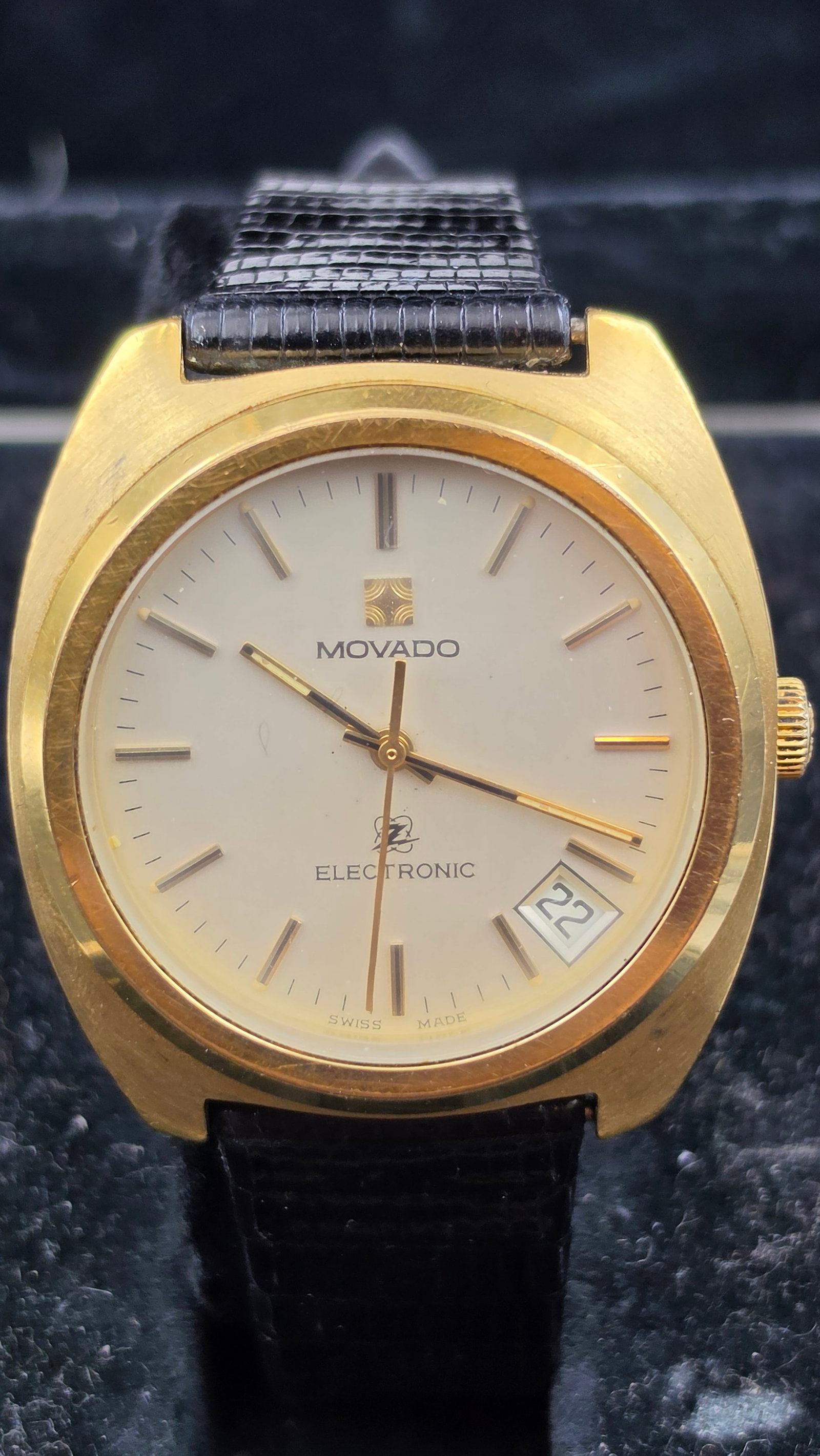 Vintage 1970s Movado Zenith Electronic Tuning Fork ESA 9162 Watch Reference 20-0090-50 New Battery R: This Movado Zenith Electronic wristwatch houses the ESA 9162 tuning fork movement, with the case back signed Zenith Swiss, Movement Licensed Bulova and Pat ESA, and stamped Surf Stainless Steel Electr