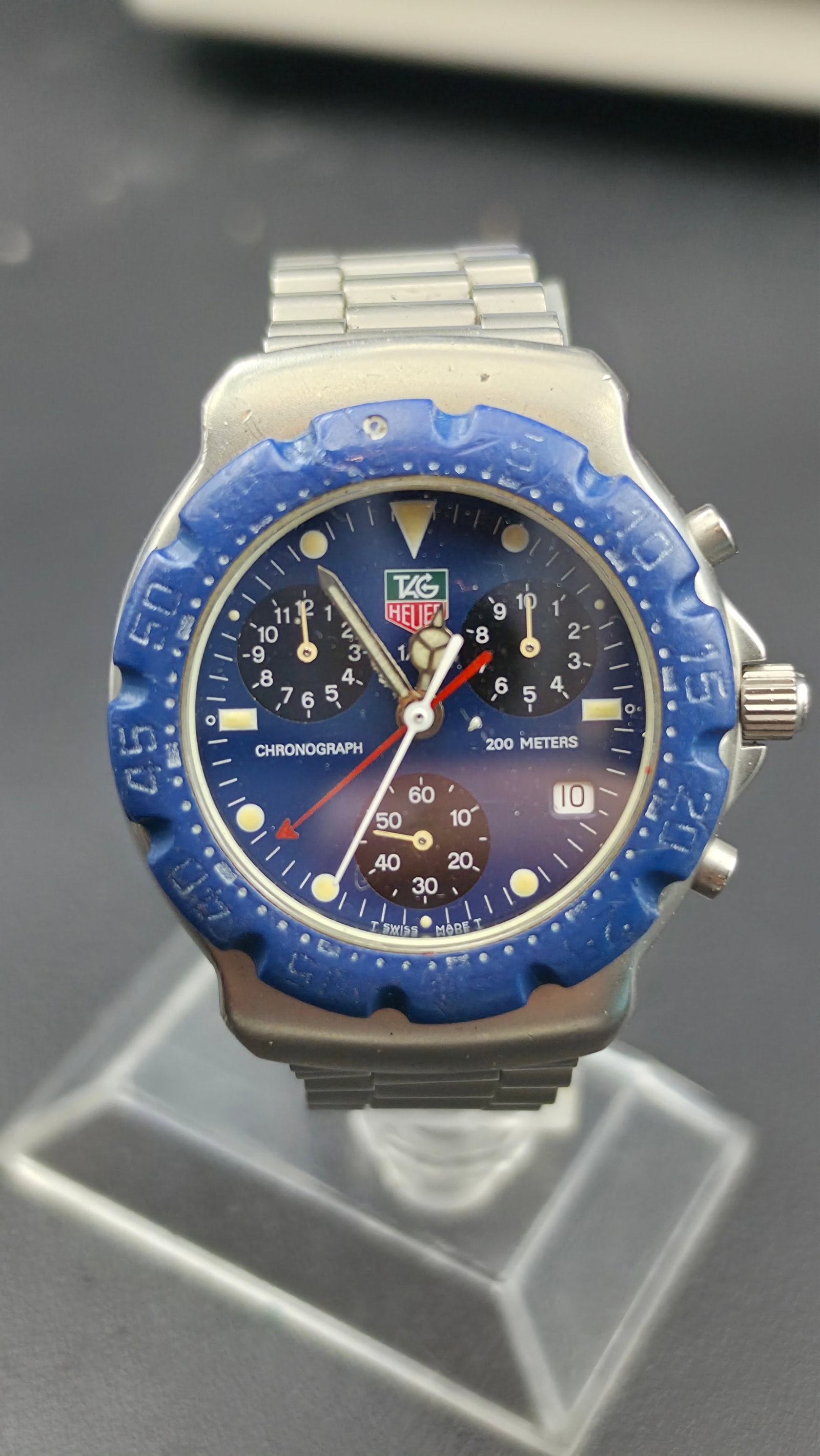 Vintage TAG Heuer Formula 1 Chronograph 570.513 Blue Dial New Battery Running: This TAG Heuer Formula 1 chronograph has a blue dial signed TAG Heuer, Chronograph, 200 Meters, with a date window and a matching blue rotating bezel, on the original all stainless steel TAG Heuer bra