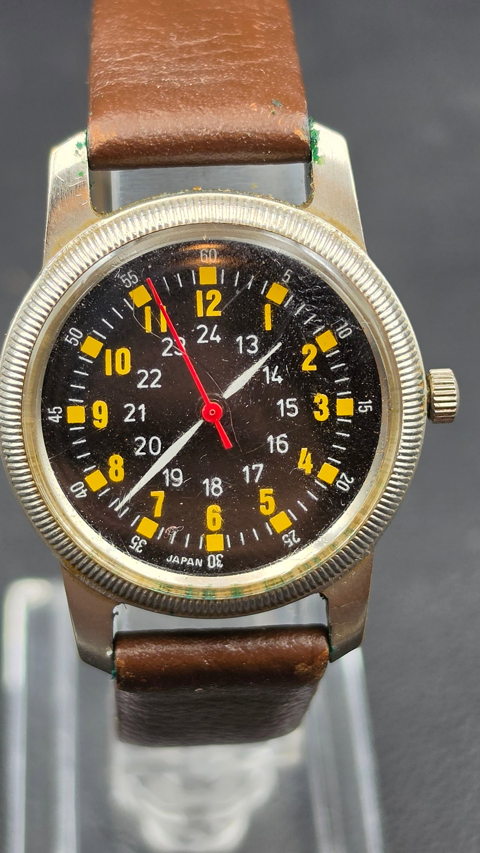 Vintage Military Style Type A-D MIL-W-6433 24-Hour Dial Watch Quartz New Battery: This is a military-style wristwatch with a black 24-hour dial featuring yellow luminous-style square markers, a red sweep second hand, and a coin-edge bezel. The case back is stamped Type A-D, Specifi