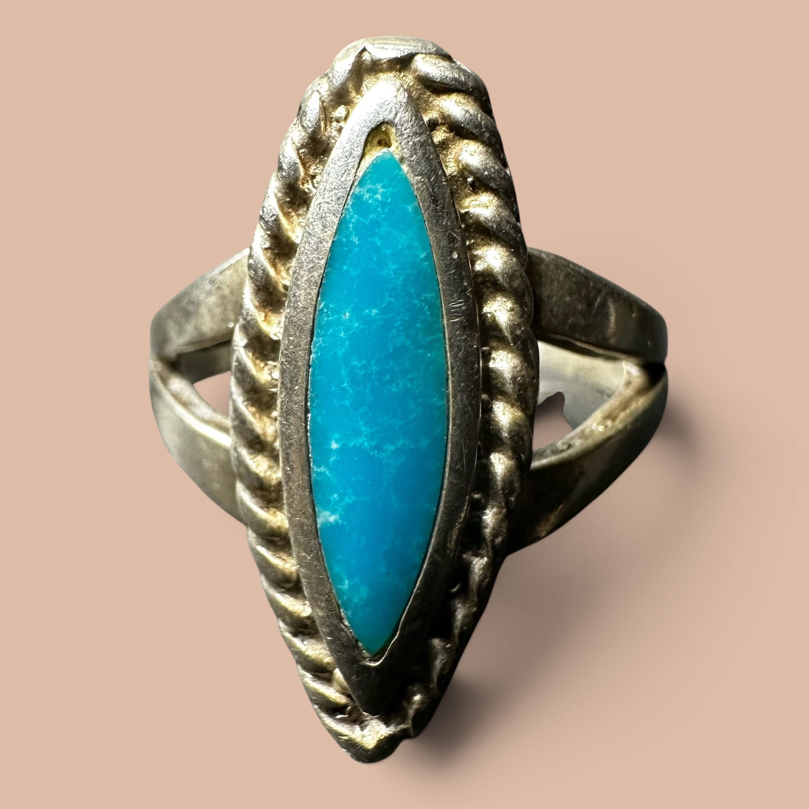 Sz7/6g Southwestern Sterling Silver Kingman Turquoise Ring: Sz7/6g Southwestern Sterling Silver Kingman Turquoise Ring:Brand/Model: No hallmark.Manufacturer Location: Not marked.Year Produced: Unknown.Specs/Description: Southwestern Sterling Silver ring featur