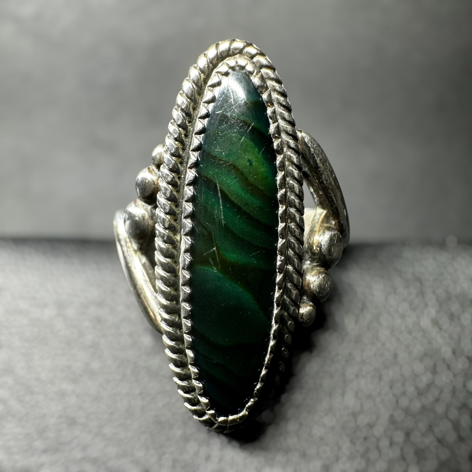 Sz5.5/6g Southwestern Sterling Silver Abalone Ring: Sz5.5/6g Southwestern Sterling Silver Abalone Ring:Brand/Model: No hallmark. Unidentified artisan/shop.Manufacturer Location: Southwestern United States.Year Produced: Unknown.Specs/Description: Vinta
