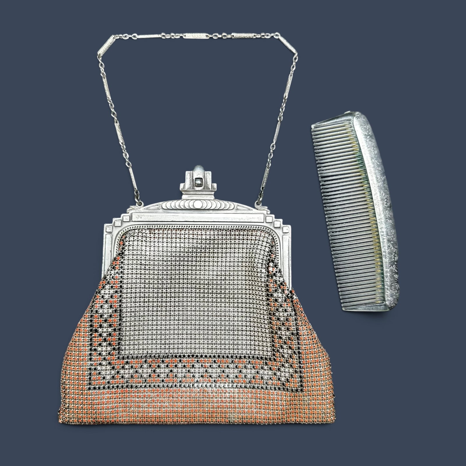 Vintage Art Deco Metal Mesh Purse & Comb Set: Vintage Art Deco Metal Mesh Purse & Comb Set:Brand/Model: No hallmark.Manufacturer Location: Not marked.Year Produced: Circa 1920s–1930s.Specs/Description: Vintage Art Deco metal mesh evening purse 