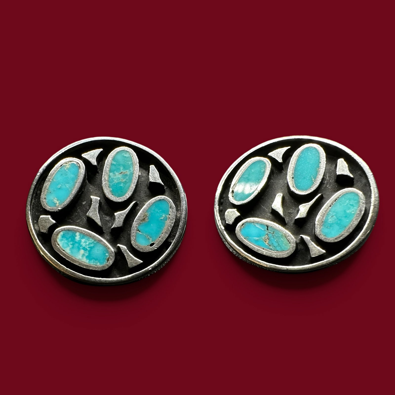10g Southwestern Sterling Silver Turquoise Shadowbox Earrings: 10g Southwestern Sterling Silver Turquoise Shadowbox EarringsBrand/Model: No hallmark. Unidentified artisan/shop.Manufacturer Location: Not marked.Year Produced: Unknown.Specs/Description: Vintage Ste