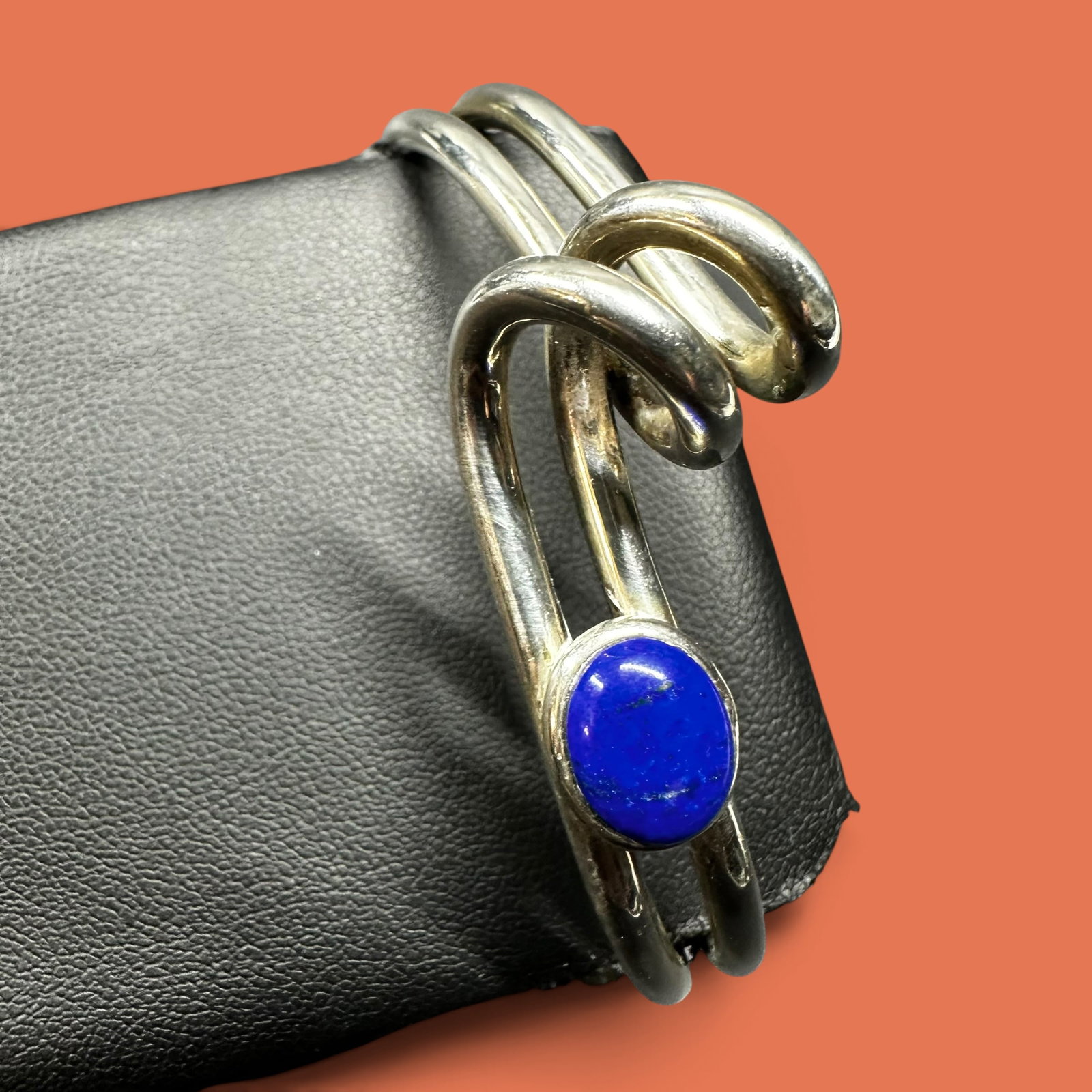 6.5"/32g Sterling Silver Modernist Lapis Lazuli Cuff Bracelet: 6.5"/32g Sterling Silver Modernist Lapis Lazuli Cuff BraceletBrand/Model: No hallmark.Manufacturer Location: Not marked.Year Produced: Unknown.Specs/Description: Vintage Sterling Silver double-wire cu