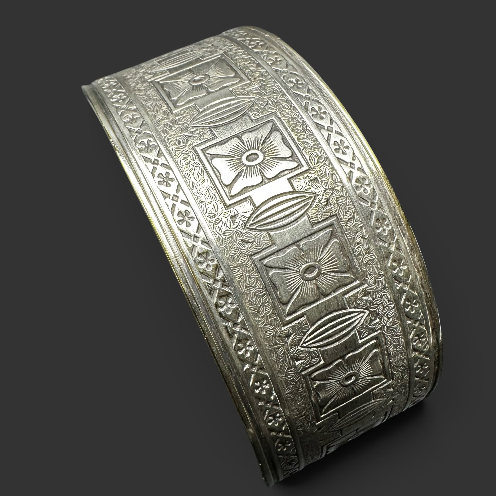 7"/36g Art Nouveau Style Sterling Silver Machine-Chased Repoussé Cuff Bracelet: 7"/36g Art Nouveau Style Sterling Silver Machine-Chased Repoussé Cuff Bracelet:Brand/Model: No hallmark. Unidentified artisan.Manufacturer Location: Not marked.Year Produced: Unknown.Specs/Descriptio