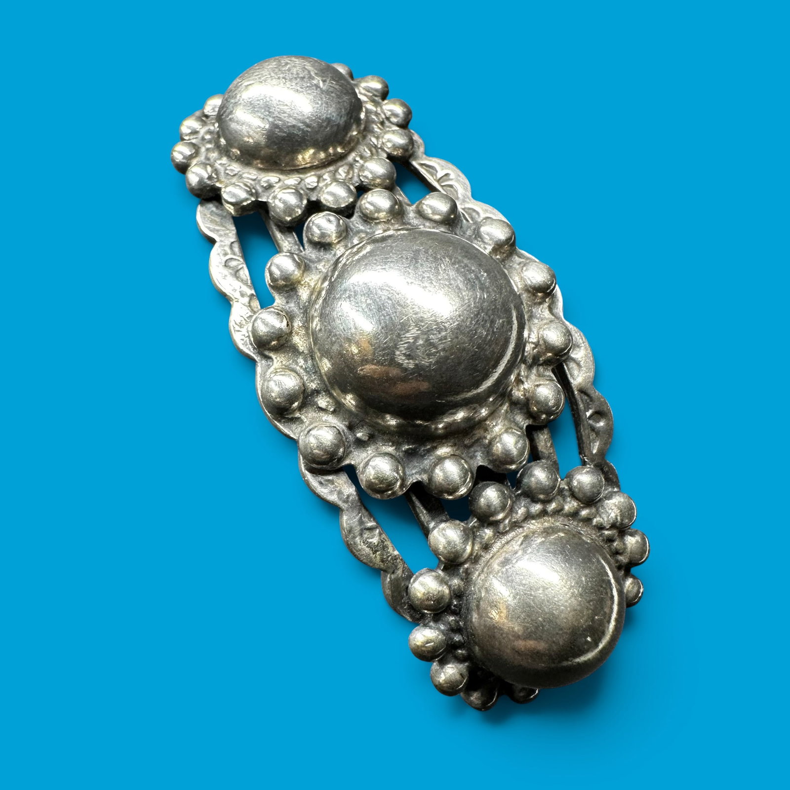 6.5"/30g Southwestern Fred Harvey Era Style Sterling Silver Repoussé Button Cuff Bracelet: 6.5"/30g Southwestern Fred Harvey Era Style Sterling Silver Repoussé Button Cuff Bracelet:Brand/Model: No hallmark. Unidentified artisan.Manufacturer Location: Not marked.Year Produced: Unknown..Spec