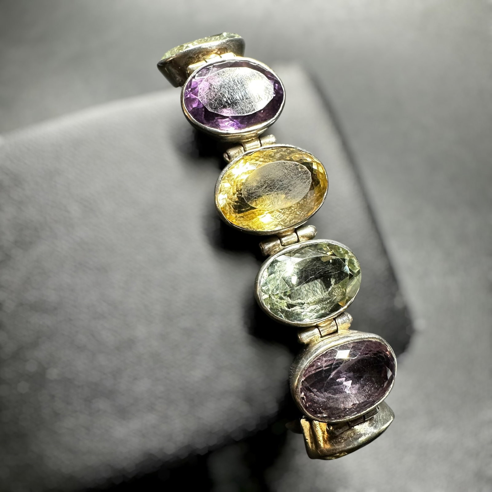 7.5"/46g 925 Sterling Silver Faceted Amethyst Citrine & Prasiolite Bracelet: 7.5"/46g 925 Sterling Silver Faceted Amethyst Citrine & Prasiolite Bracelet:Brand/Model: No hallmark. Unidentified artisan/shop.Manufacturer Location: Not marked.Year Produced: Unknown.Specs/Descripti