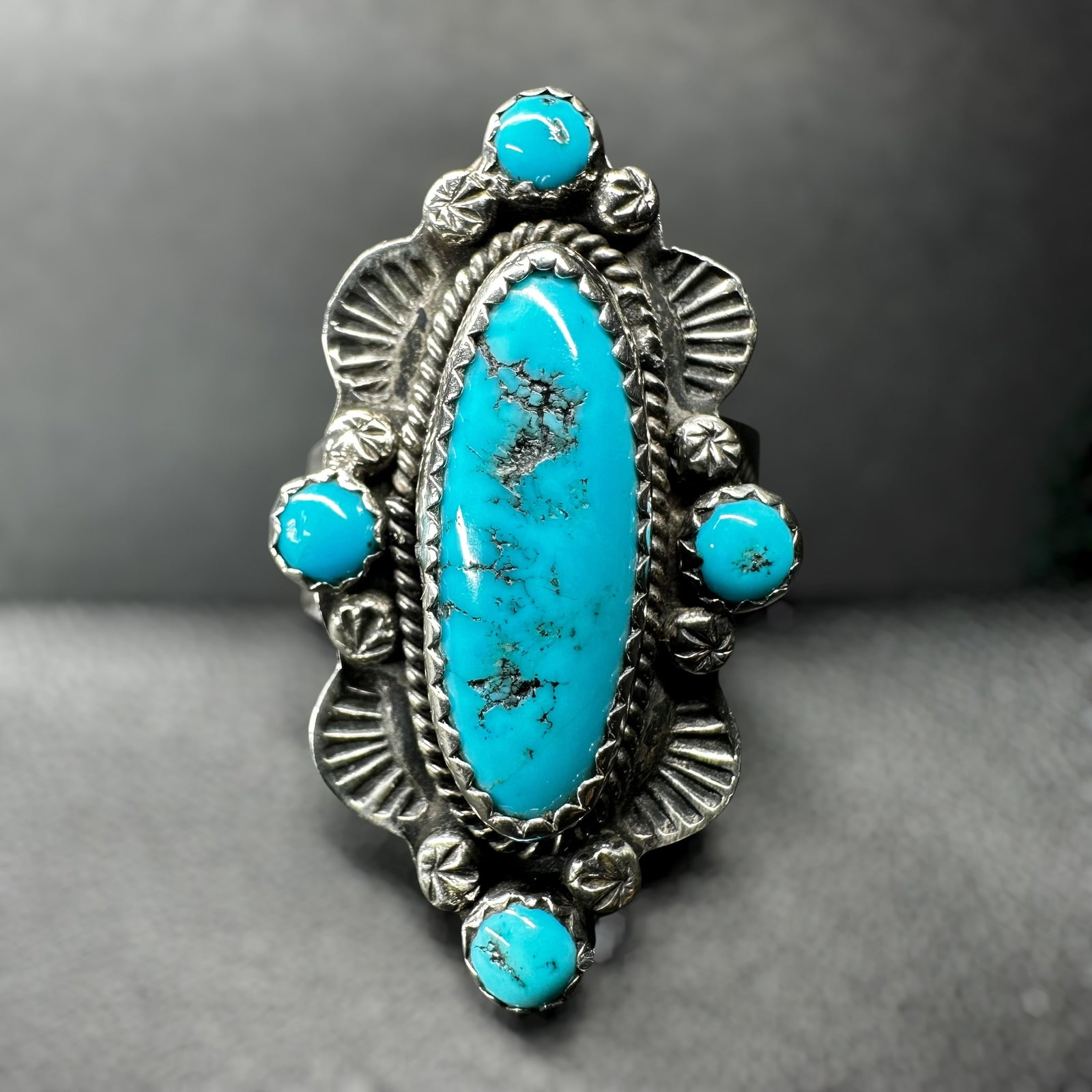 Sz7 Running Bear Trading Co. Navajo (Diné) Sterling Silver Kingman Turquoise Cluster Ring (1 of 12)