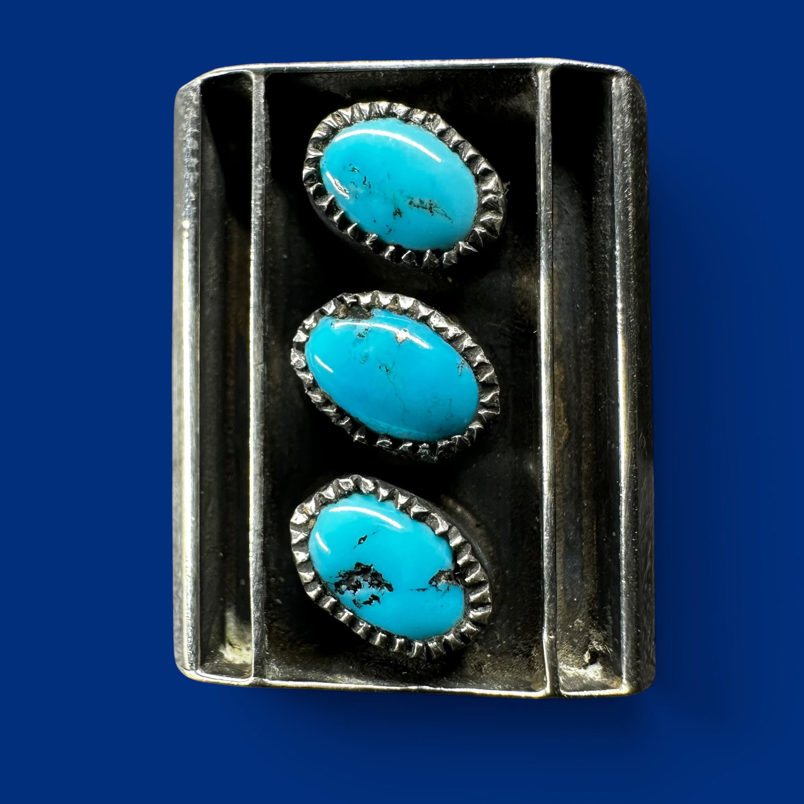Sz4.5/4g Southwestern Sterling Silver Kingman Turquoise Shadowbox Ring: Sz4.5/4g Southwestern Sterling Silver Kingman Turquoise Shadowbox Ring:Brand/Model: No hallmark. Unidentified artisan/shop.Manufacturer Location: Not marked.Year Produced: Unknown.Specs/Description: S