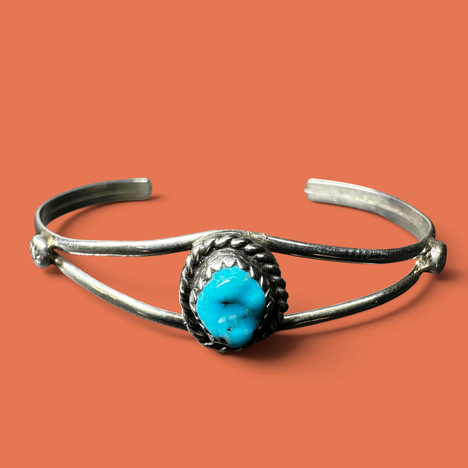 Sz4.75/3g Southwestern Child's Sterling Silver Kingman Turquoise Cuff Bracelet: Sz4.75/3g Southwestern Child's Sterling Silver Kingman Turquoise Cuff Bracelet: Brand/Model: No hallmark. Unidentified artisan/shop.Manufacturer Location: Not marked.Year Produced: Unknown.Specs/Descr
