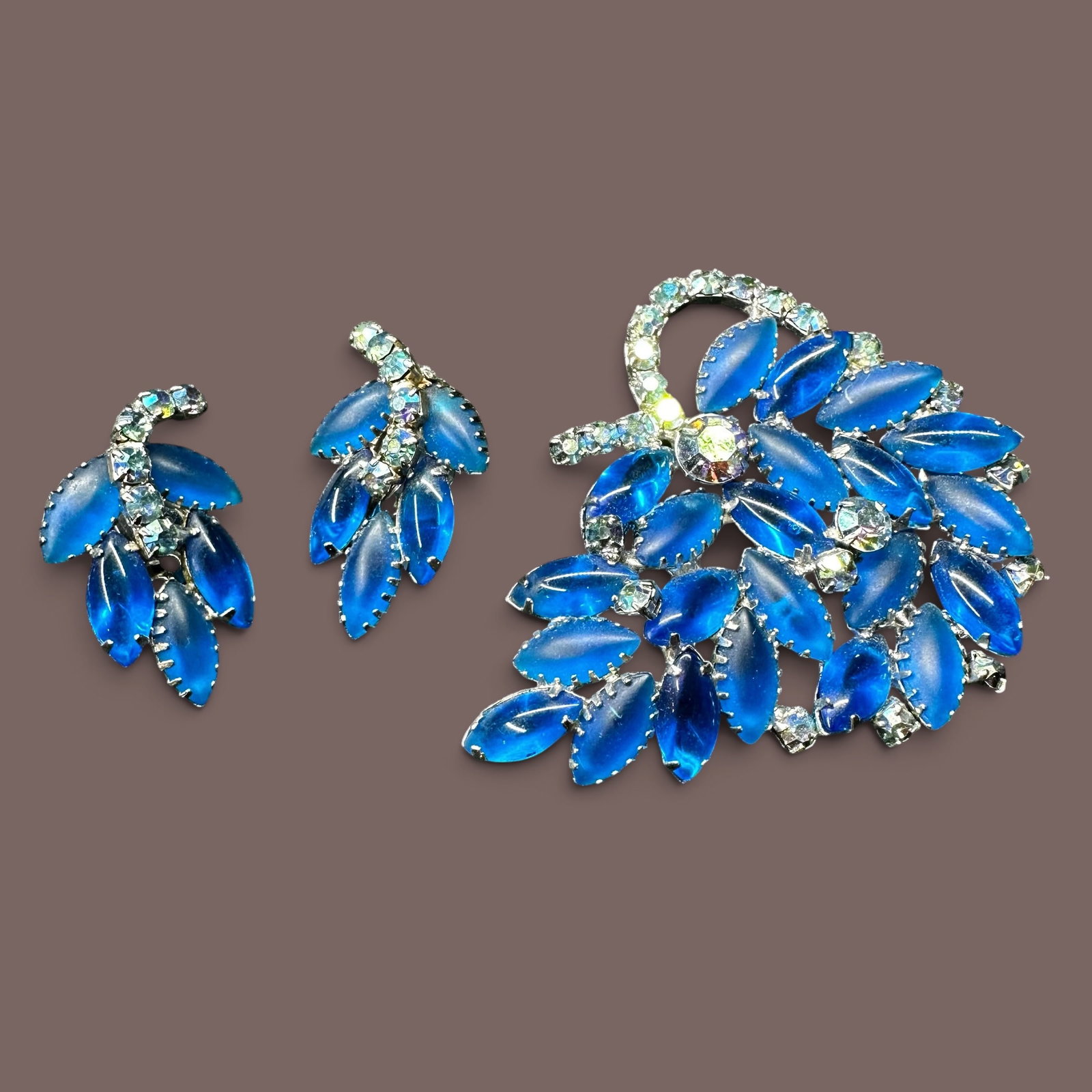 Vintage Frosted Blue Glass Borealis Rhinestone Brooch & Earring Set: Vintage Frosted Blue Glass Borealis Rhinestone Brooch & Earring Set:Brand/Model: No hallmark. Unidentified maker.Manufacturer Location: Not marked.Year Produced: Circa 1950s-1960s.Specs/Description: V
