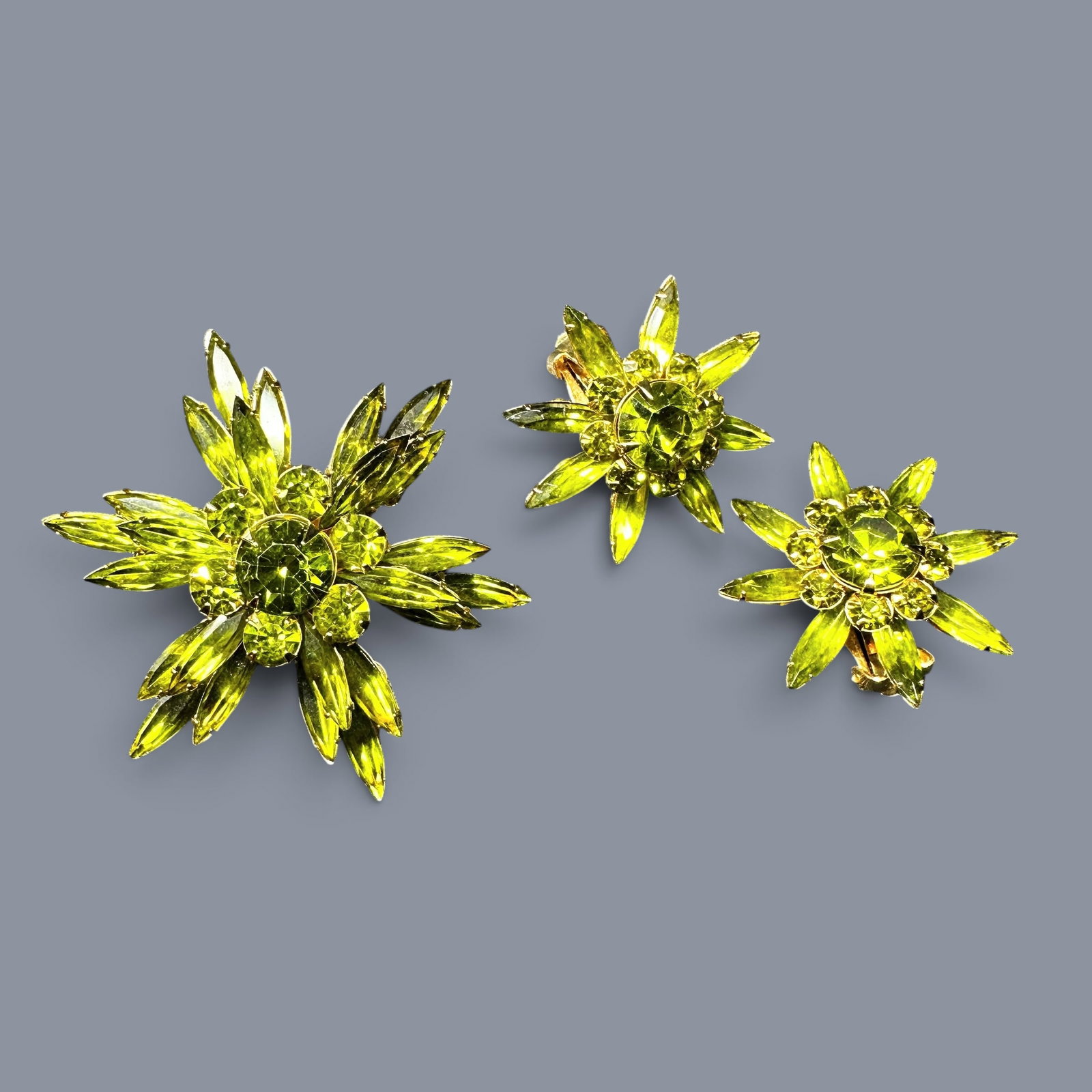 Judy Lee Vintage Green Rhinestone Brooch & Clip-on Earrings Set (1 of 10)