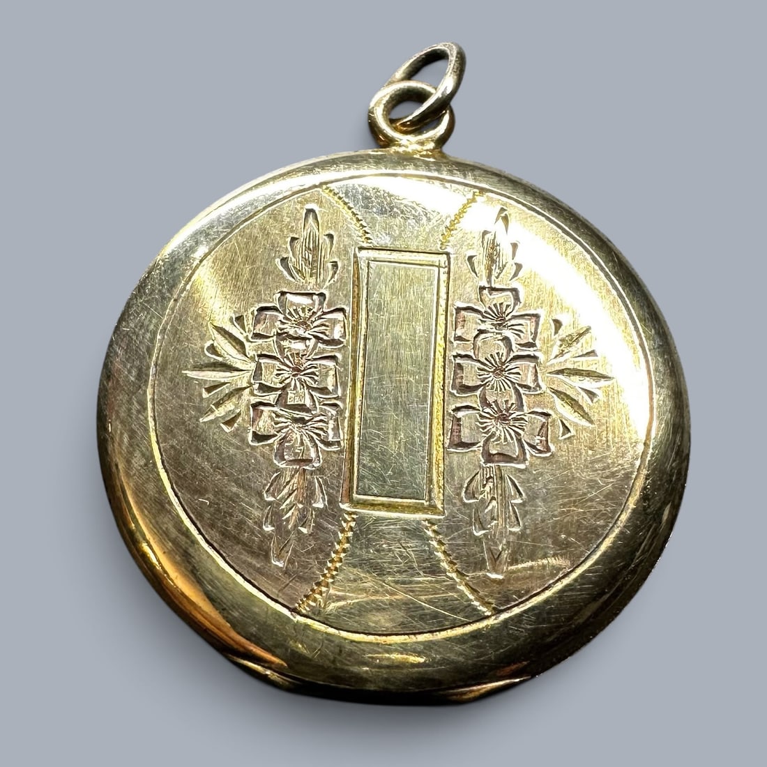 Vintage Gold Tone Floral Double Photo Locket Pendant (1 of 7)