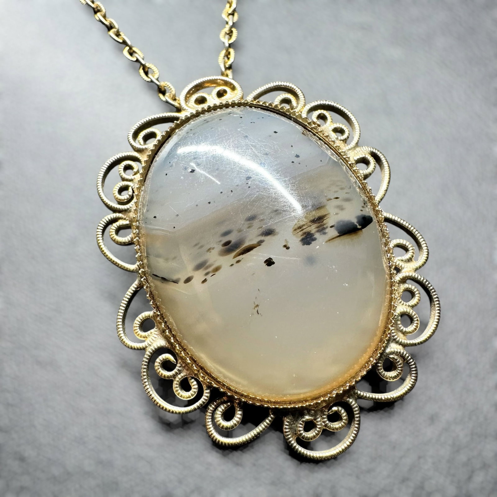 24"/Gold Tone Dendritic Agate Pendant Necklace: 24"/Gold Tone Dendritic Agate Pendant Necklace:Brand/Model: No hallmark. Unidentified artisan/shop.Manufacturer Location: Not marked.Year Produced: Unknown.Specs/Description: Gold tone pendant necklac