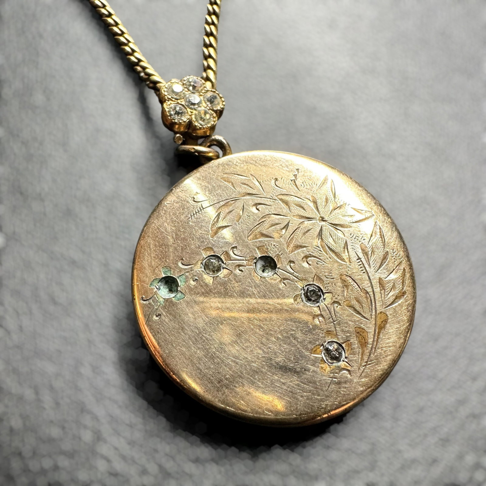 18"/Vintage Gold Tone Rhinestone Floral Photo Locket Necklace: 18"/Vintage Gold Tone Rhinestone Floral Locket Necklace:Brand/Model: No hallmark. Unidentified artisan/shop.Manufacturer Location: Not marked.Year Produced: Unknown.Specs/Description: Vintage gold ton