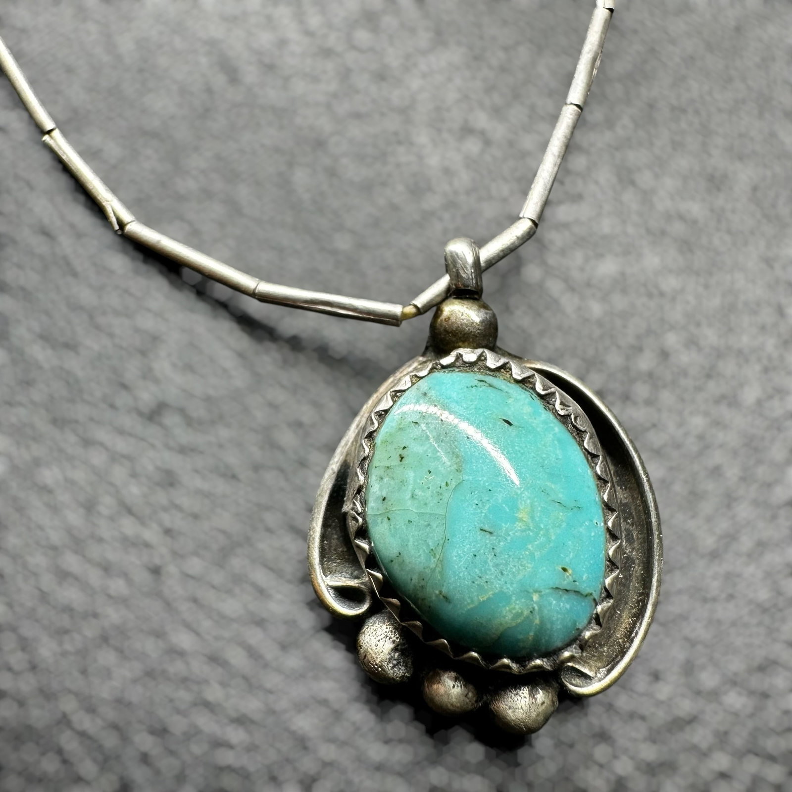 15"/3g Southwestern Sterling Silver Kingman Turquoise Necklace: 15"/3g Southwestern Sterling Silver Kingman Turquoise NecklaceBrand/Model: No hallmark. Unidentified artisan/shop.Manufacturer Location: Not marked.Year Produced: Unknown.Specs/Description: Southweste